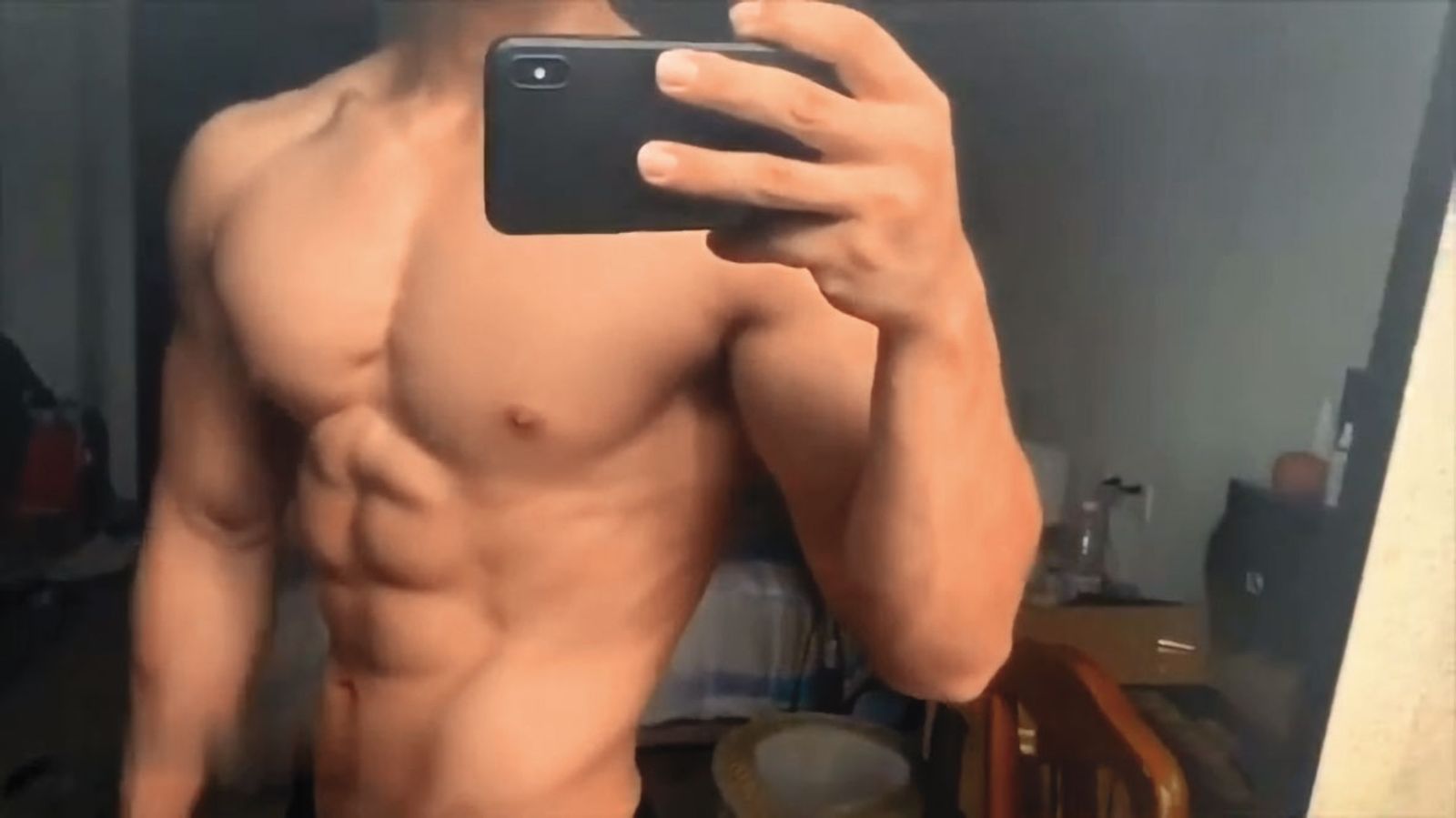 顏姓藝術家主動向曾耀賢索要腹肌照,收到後還興奮回應。(示意圖,翻攝bilibili網站)