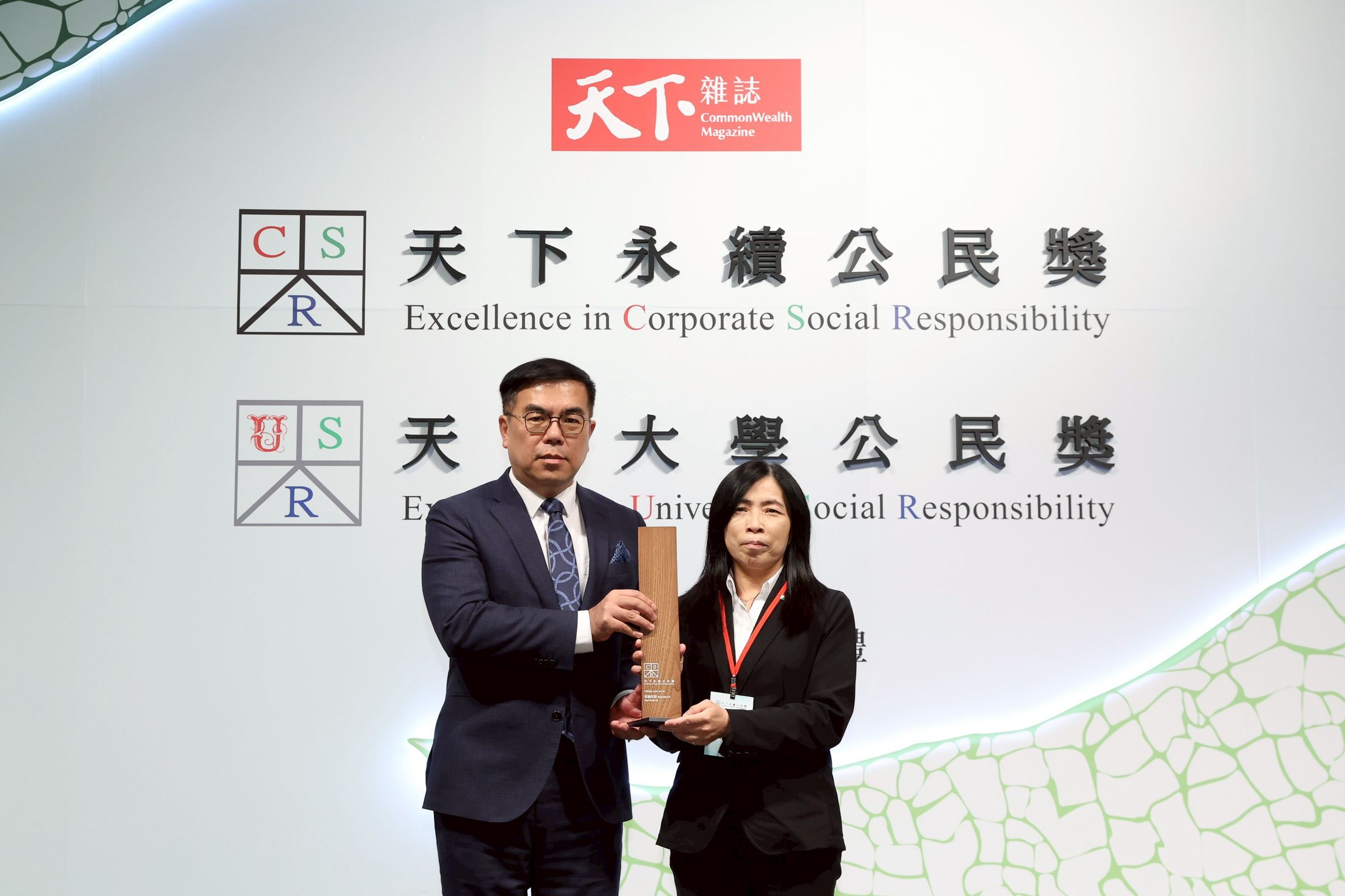 天下永續公民獎由環境部長彭啟明頒發獎項給信義房屋總經理陳麗心。(信義房屋提供)