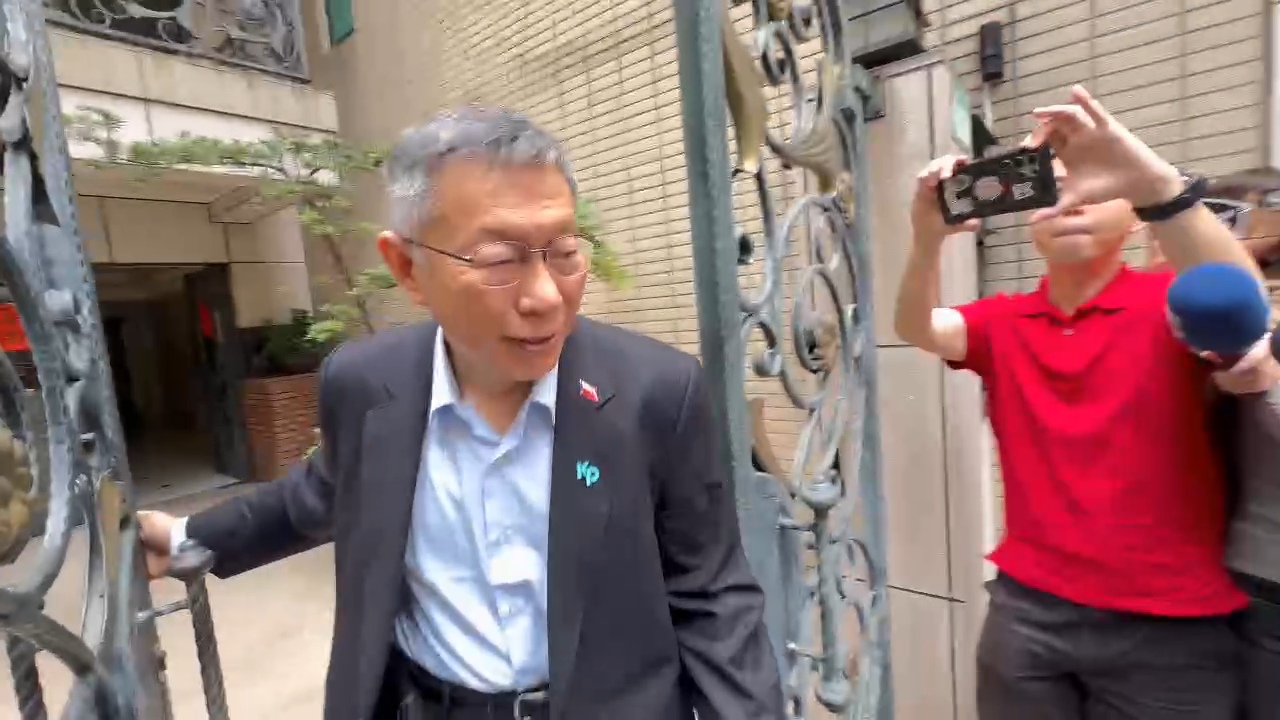 柯文哲案下午宣判，今早步出台北住家。