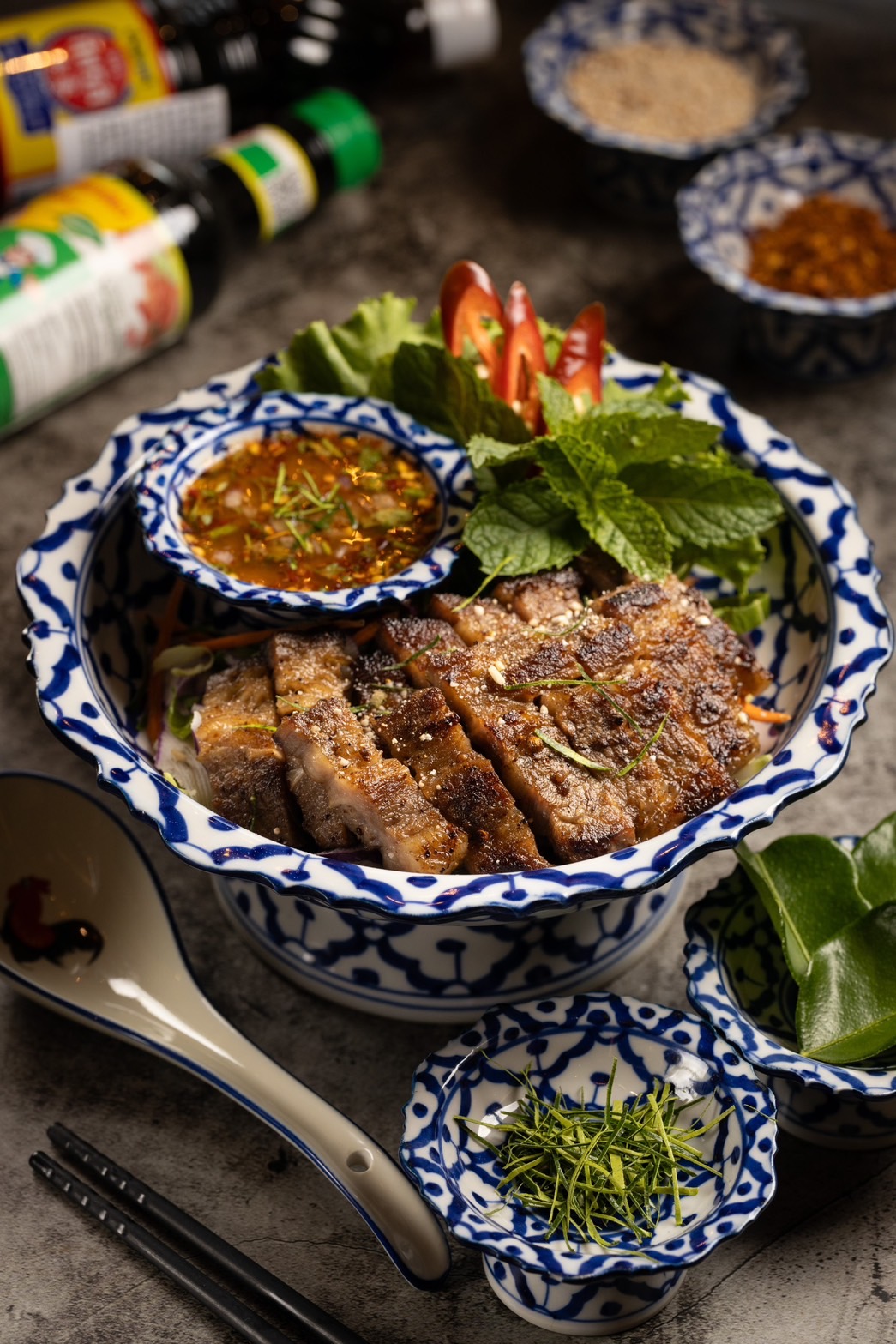 「烤老虎」選用澳洲牛腹肉，嚼勁中帶有噴香油花，搭配酸辣兼具的羅望子辣椒醬，超爽快。（290元／份） 