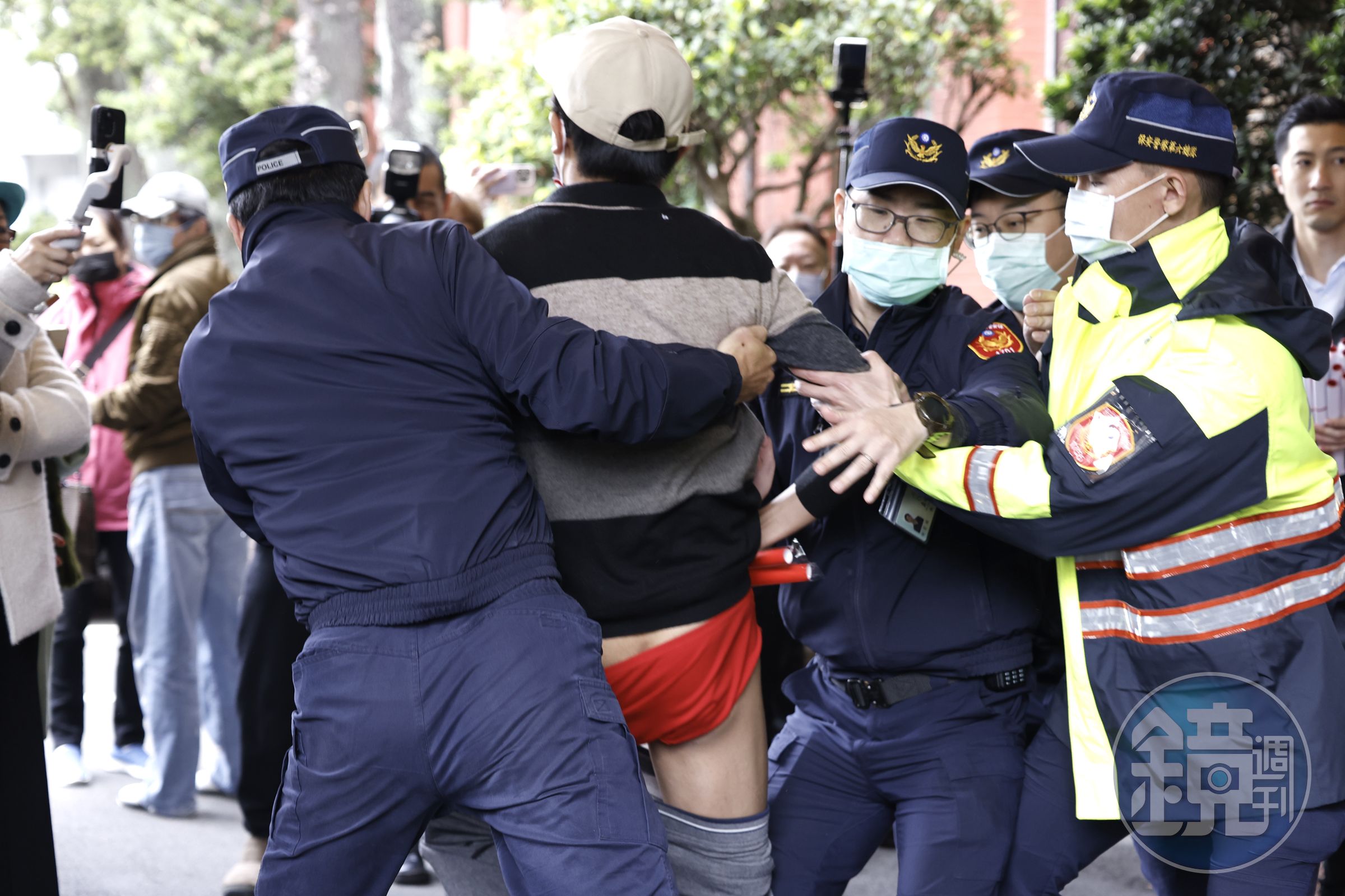 抗議男子高喊毀憲亂政，甚至露出紅內褲吸引目光。
