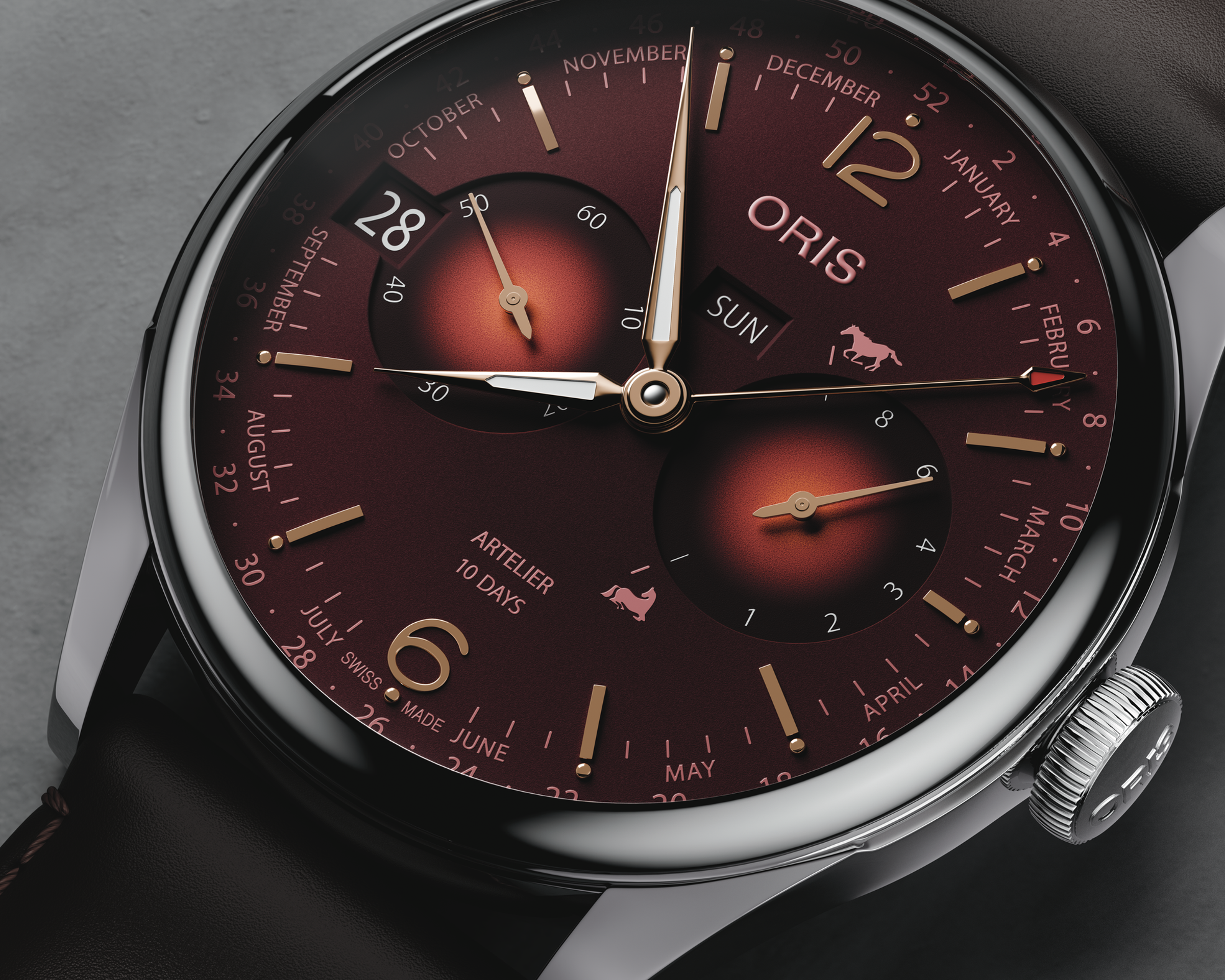 ORIS 發表丙午火馬年生肖限量腕錶，在長達十天動力儲存的「十日鏈」顯示之中，滿鏈處為「奔馬」，能量耗盡處則有「臥馬」圖案，巧妙把馬年意象放進複雜功能之中。