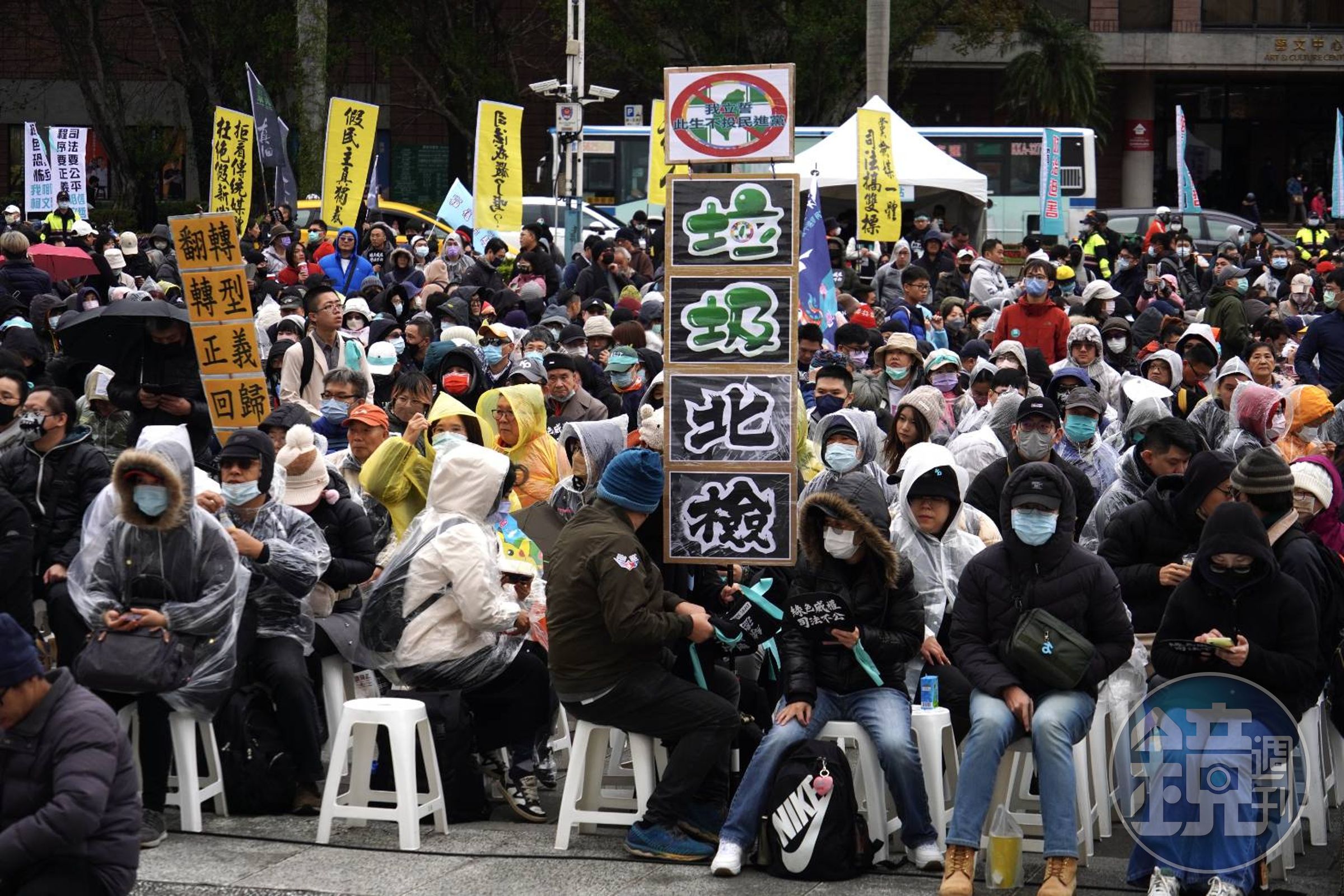民眾黨為前主席柯文哲發起111釘孤枝抗議集會,前統促黨主席林正杰亦到場力挺。