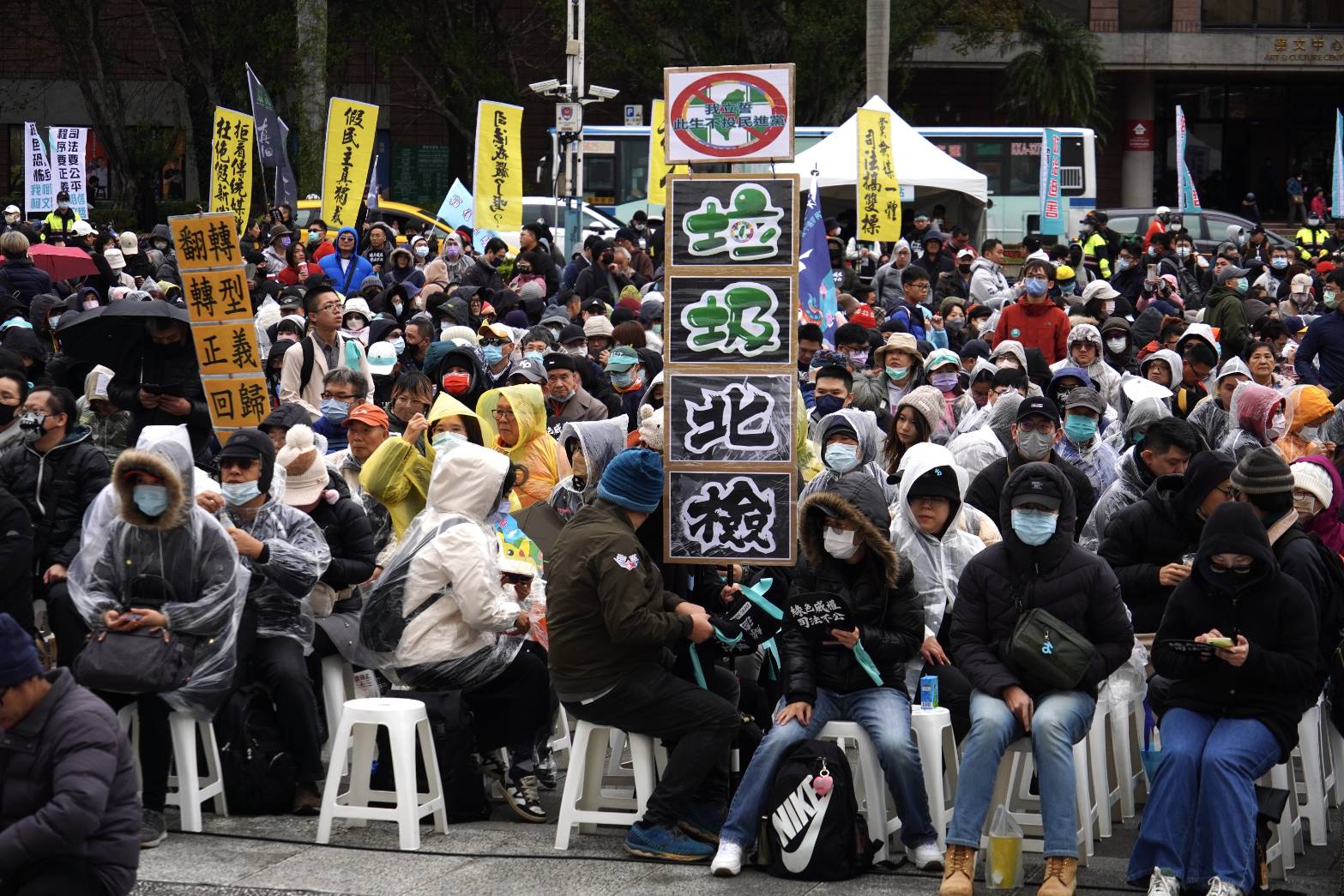 民眾黨為前主席柯文哲發起111釘孤枝抗議集會，前統促黨主席林正杰亦到場力挺。