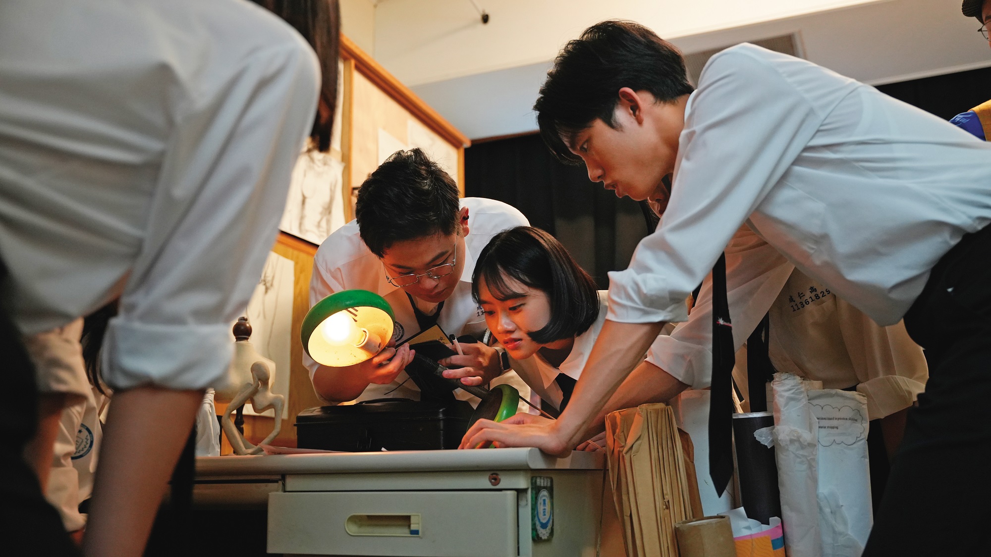 6位高中生挑戰《成仁高中偵探社》中各項情境謎題協力破關。（小公視提供）