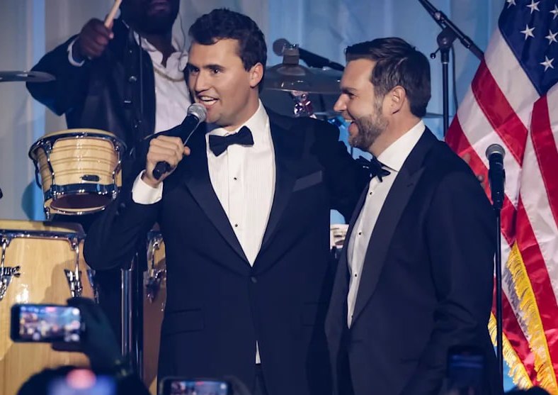 范斯（右）和柯克（左）是摯友。（翻攝@RightPulseNewss）