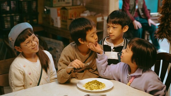 情境喜劇《什麼都沒有雜貨店》主人翁們彼此陪伴，度過父母不在身邊的時刻。（小公視提供）