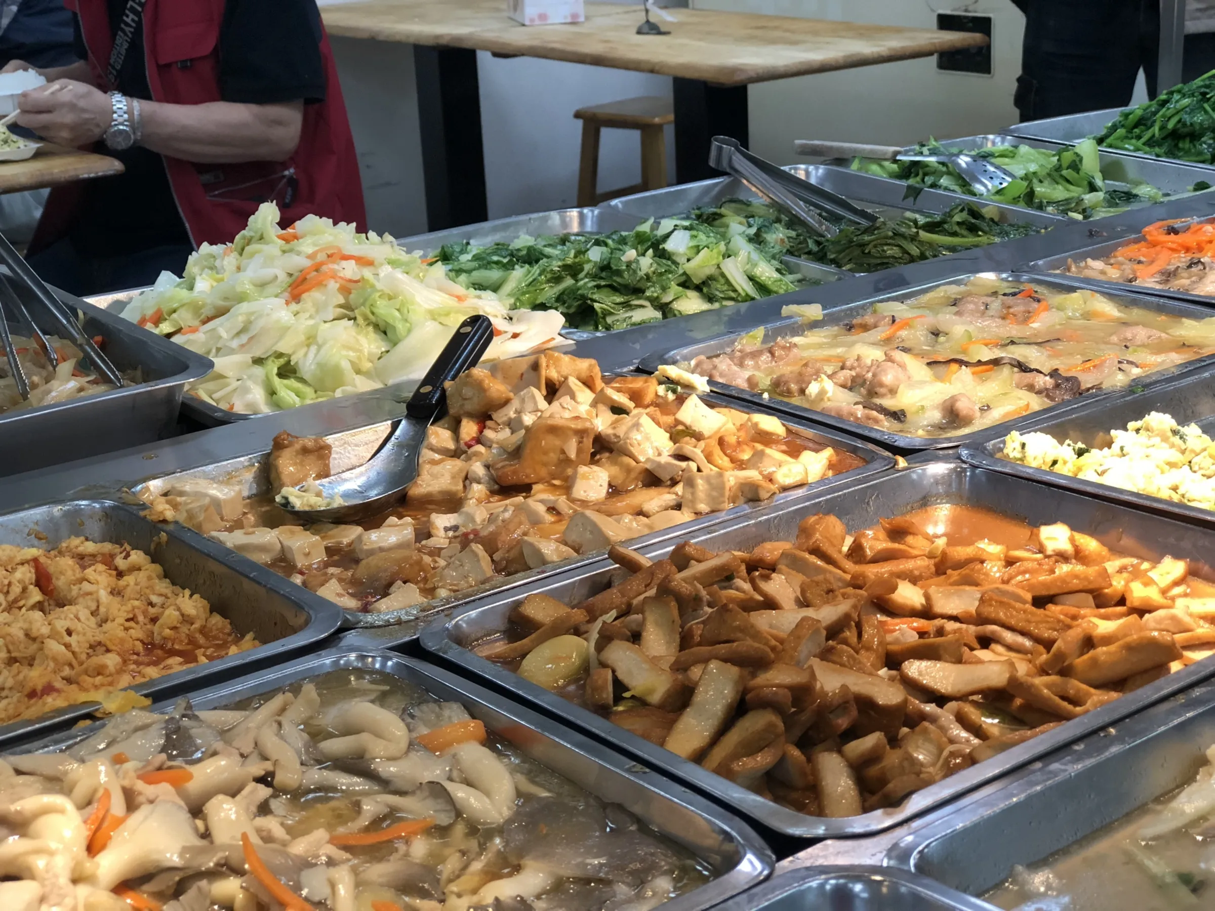 網友抱怨花錢買500元自助餐便當，竟連養樂多都要另外加錢。（示意圖，PhotoAC）