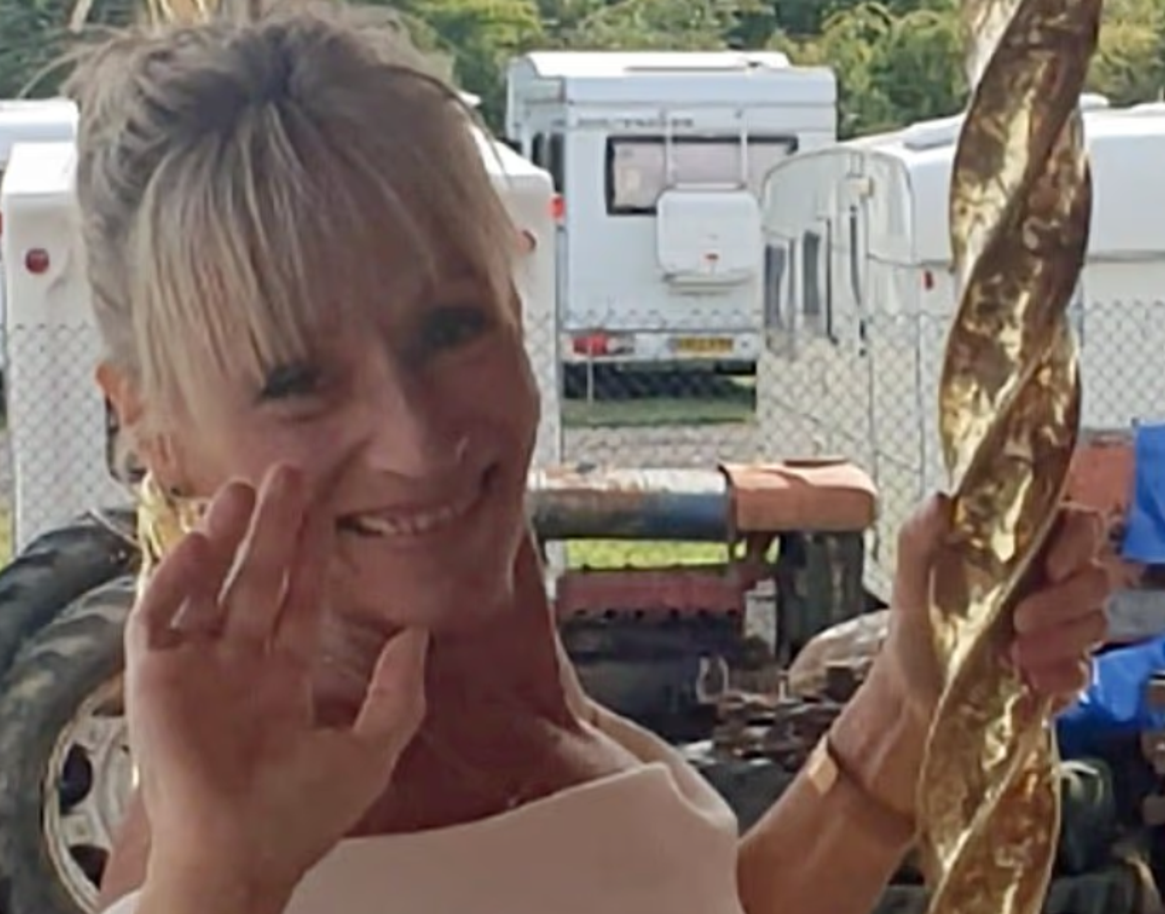 英國女子癲癇倒地被誤判死亡,送進太平間後被發現仍有生命跡象,案件引發救援流程是否疏失的討論。(翻攝自X)