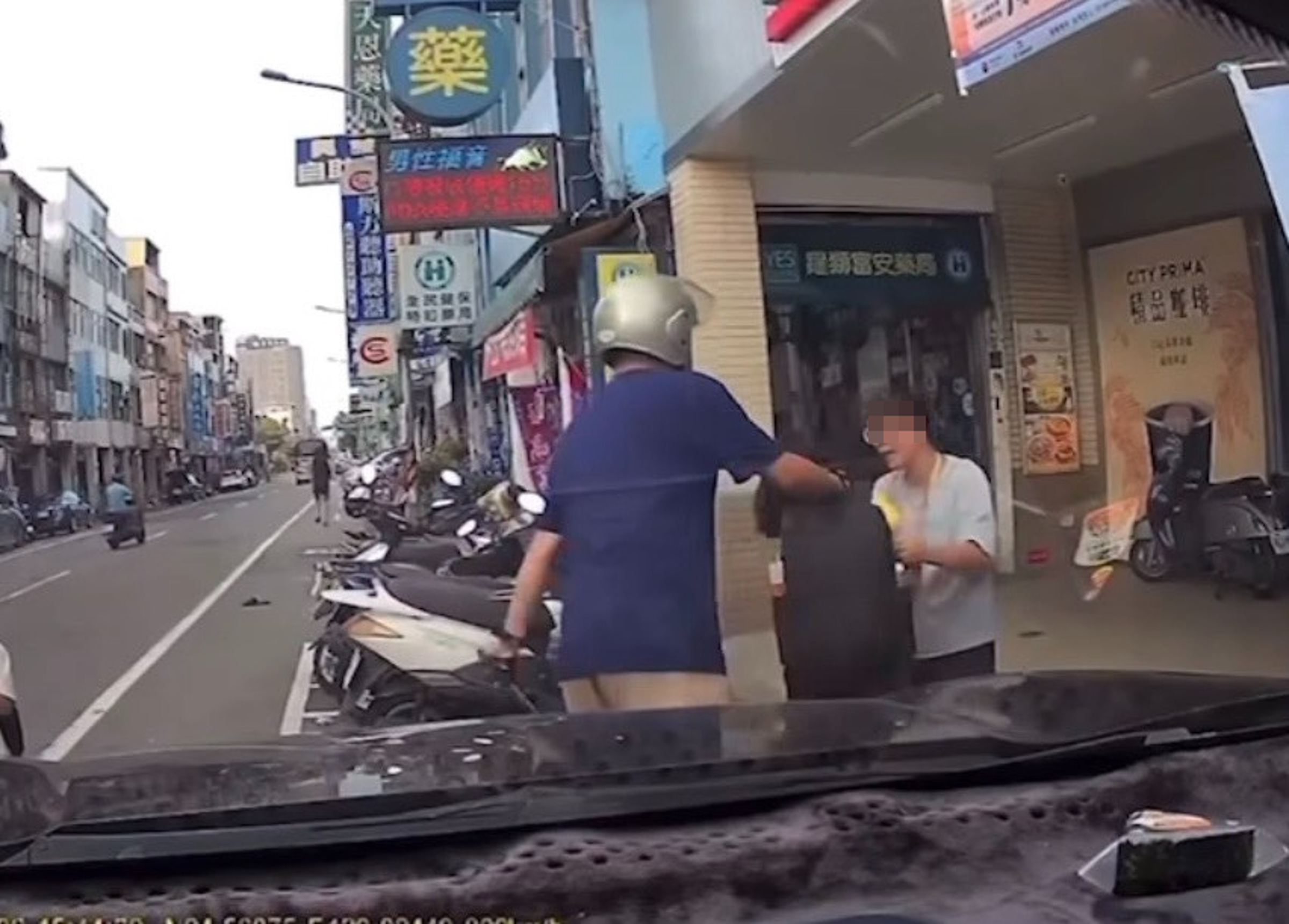 苗栗發生隨機砍人案,一名男子手持利刃,襲擊女童。(翻攝畫面)