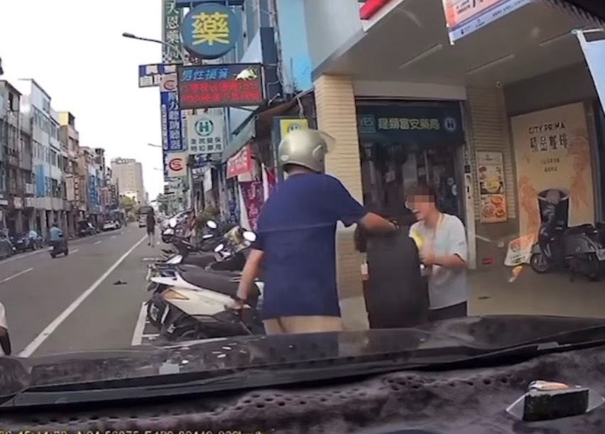 苗栗發生隨機砍人案，一名男子手持利刃，襲擊女童。（翻攝畫面）