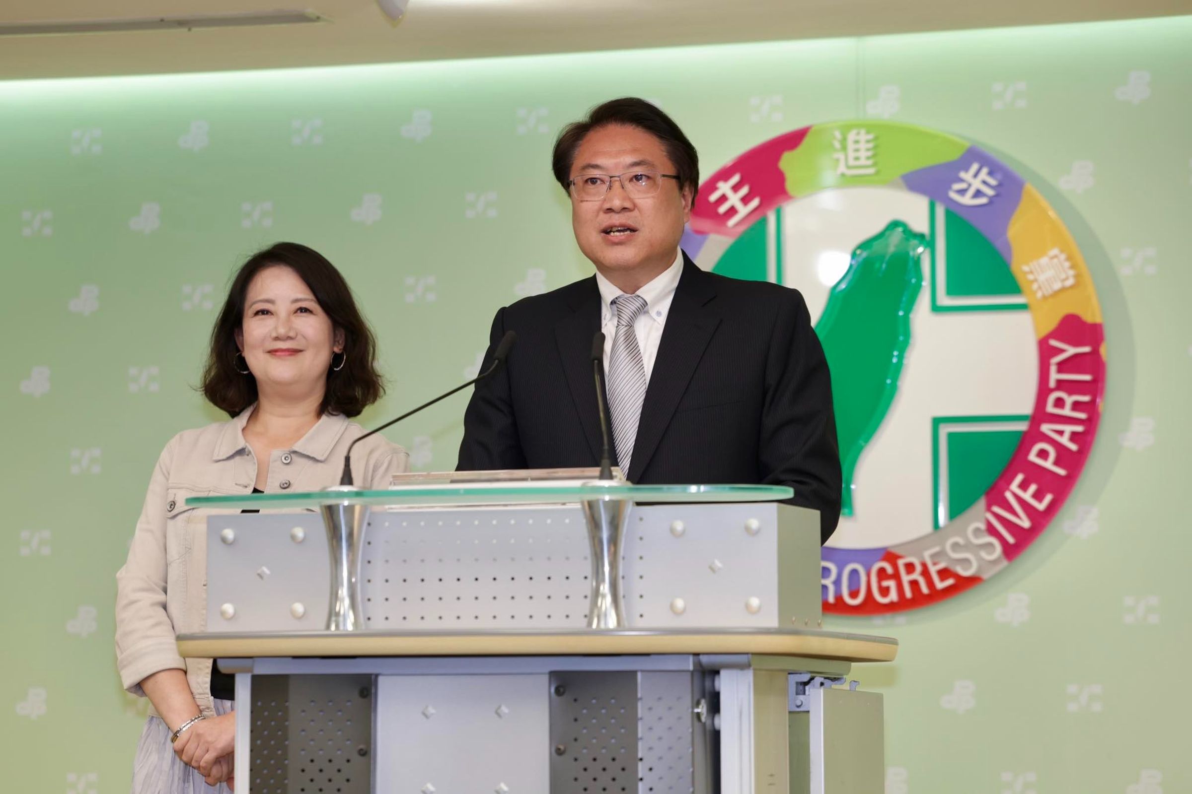 對大罷免結果負責,民進黨祕書長林右昌宣布已在27日晚間當面向主席賴清德請辭。(翻攝自林右昌臉書)