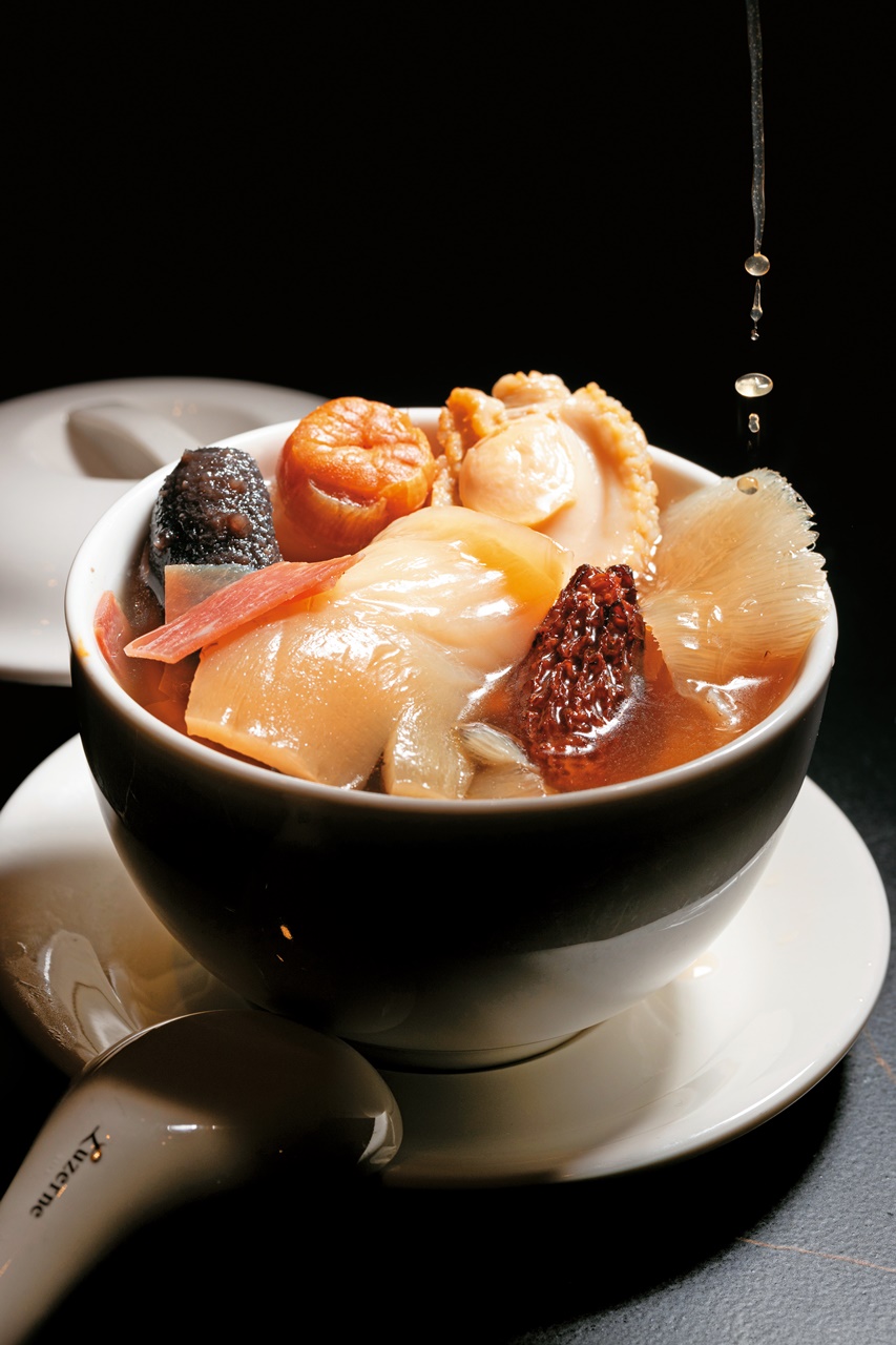 「鮑參貝肚佛跳牆」根本是廣東版燉湯,除了鮑魚、海參、花膠,還加了羊肚菌、響螺片、干貝,鮮味很迷人。(每位3,500元套餐菜色)