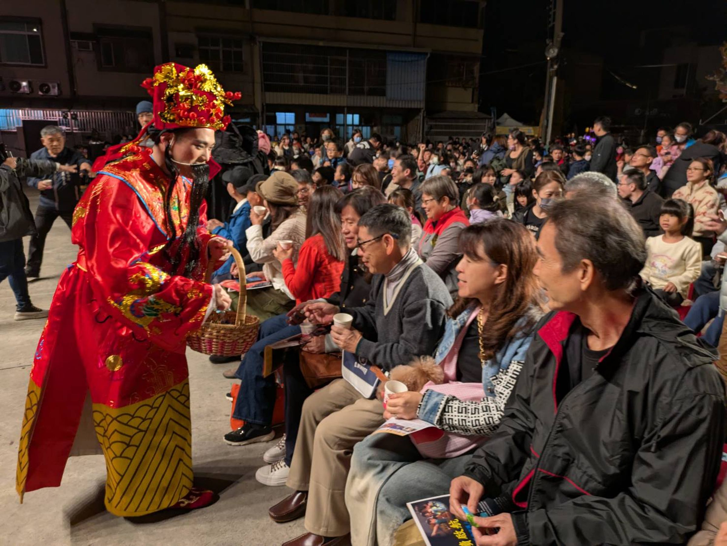 農曆年腳步越來越近,財神爺也來紙風車368藝術工程送財送祝福。(紙風車文教基金會提供)