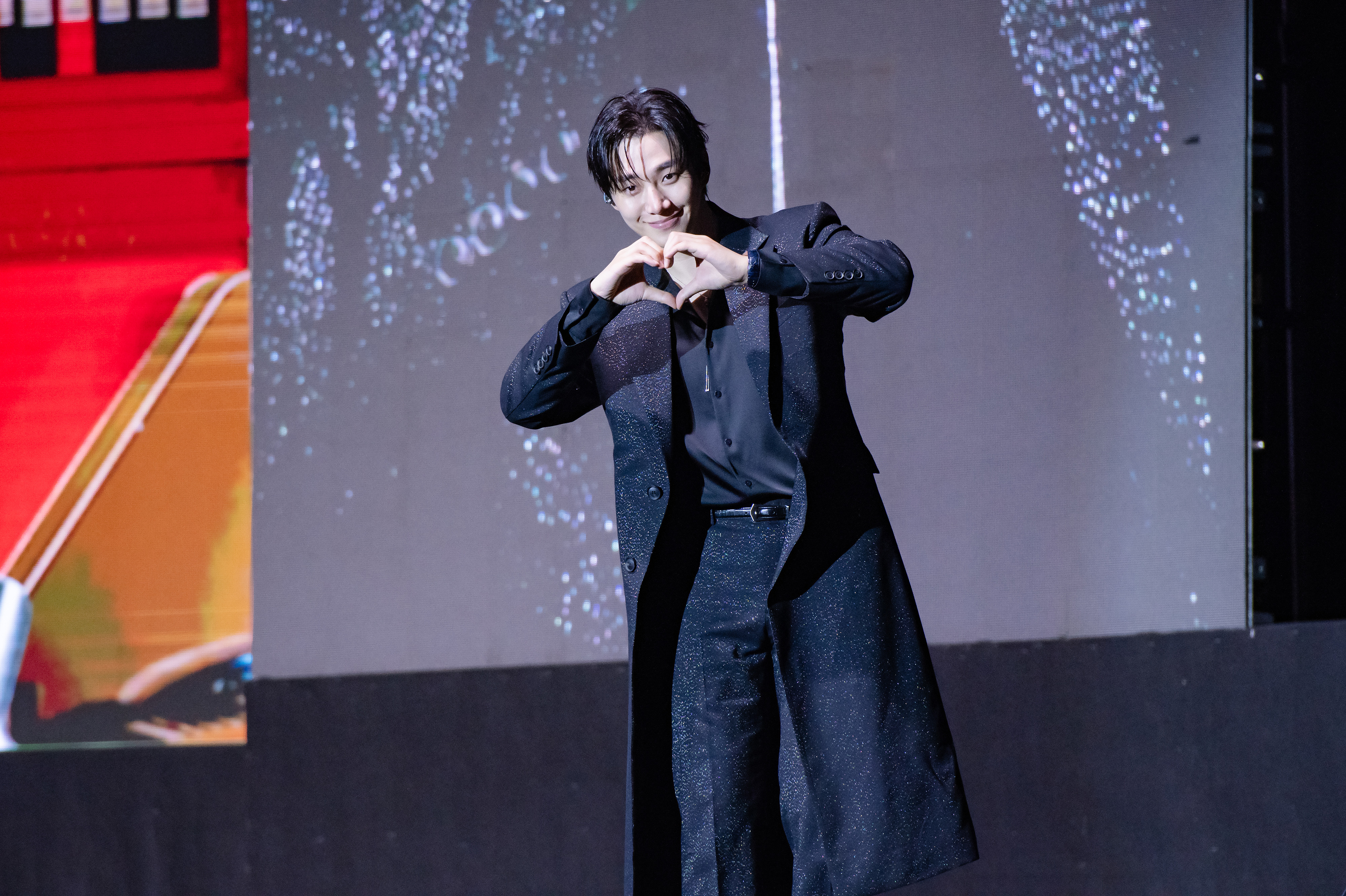 李俊昊寵粉讓台灣粉絲拍好拍滿，唯一要求「上傳前請先圖」。（SHOWOFFICE提供）