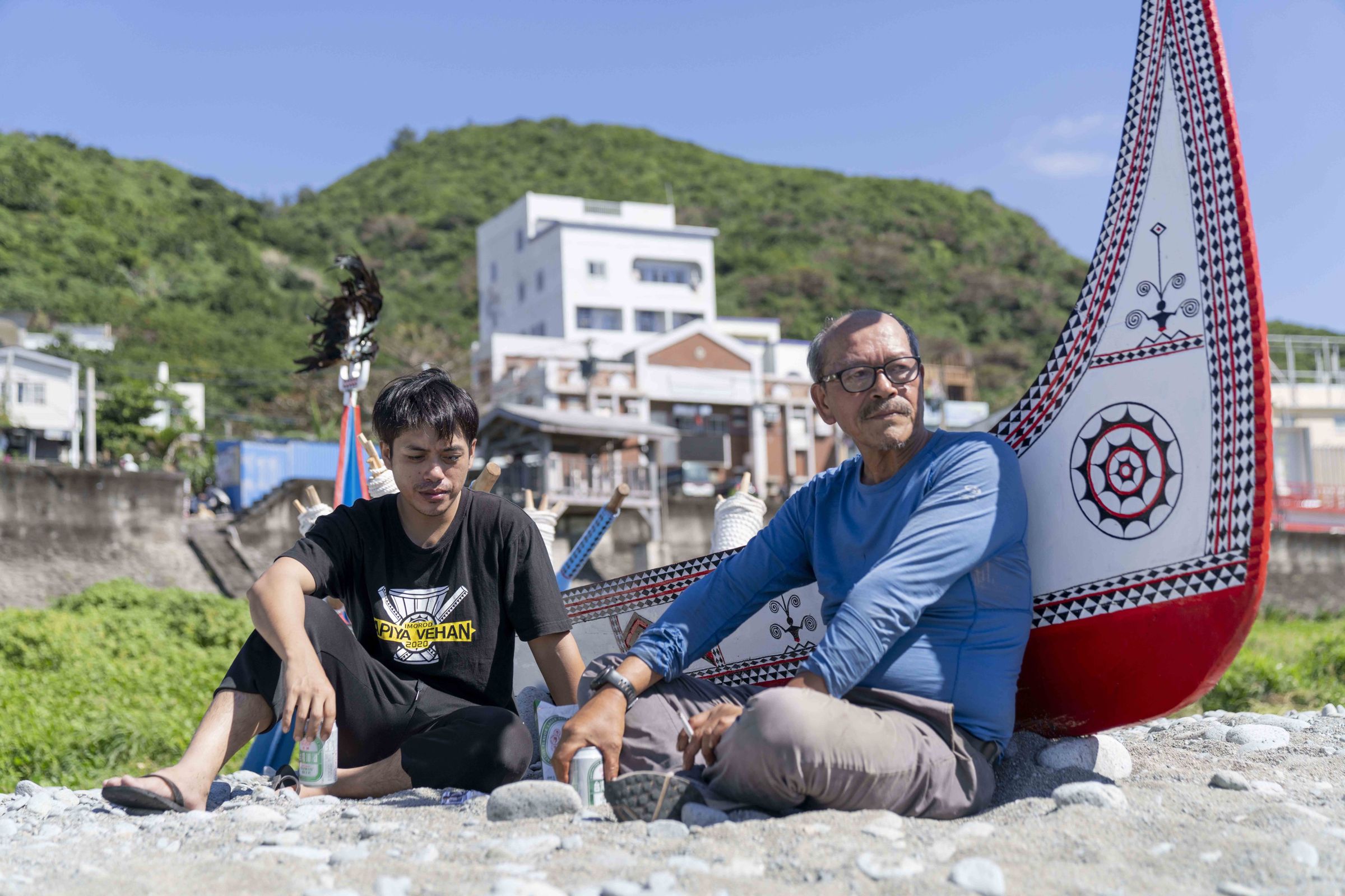 《大海浮夢》紀錄夏曼・藍波安與兒子歷經517天潛水、伐木、造舟與出海的壯闊旅程。(目宿媒體提供)