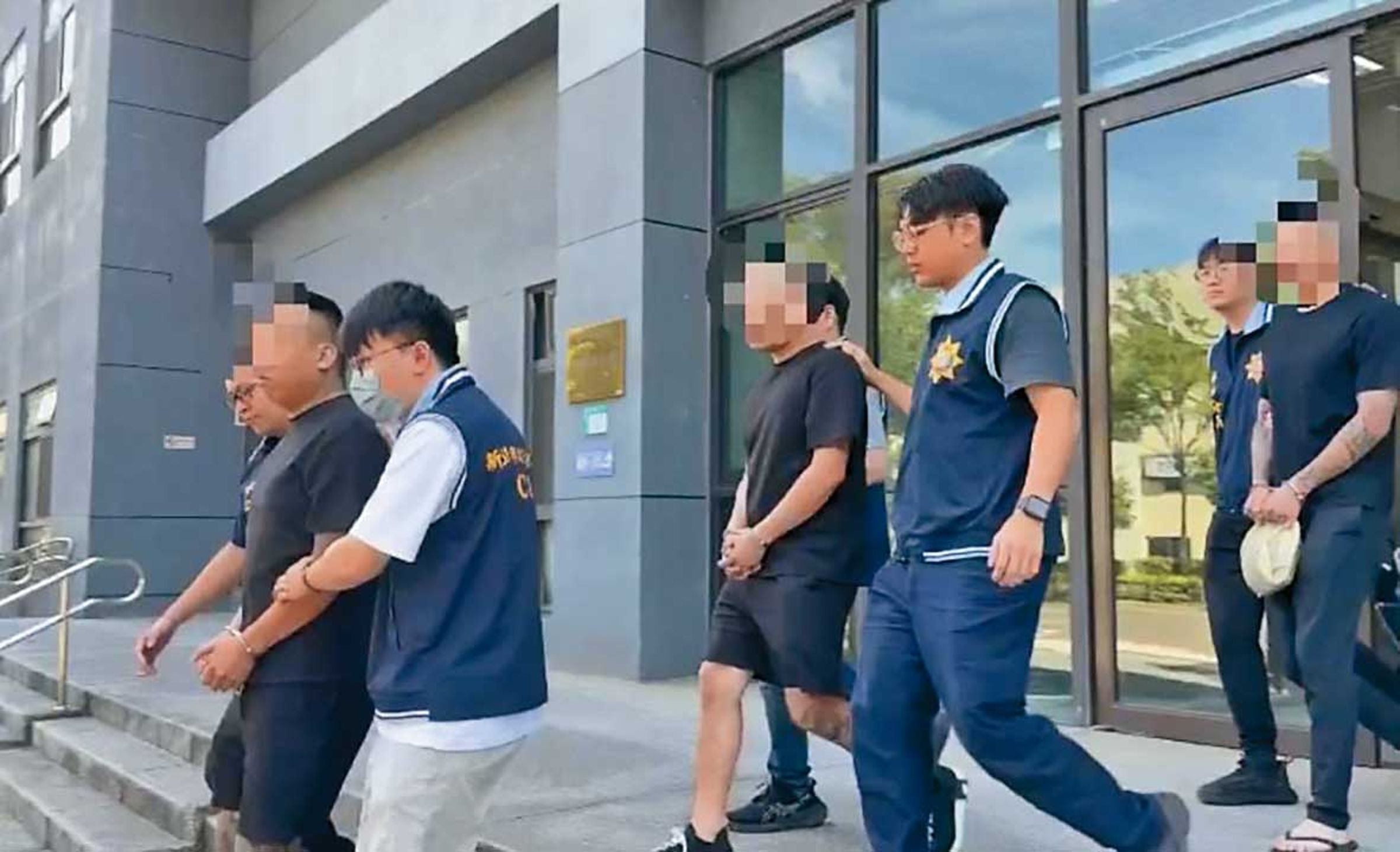 竹聯幫豹堂、太極堂成員曾被查獲設立喪屍菸彈分裝工廠，並透過網路社群與非法電子菸商販售。（翻攝畫面）