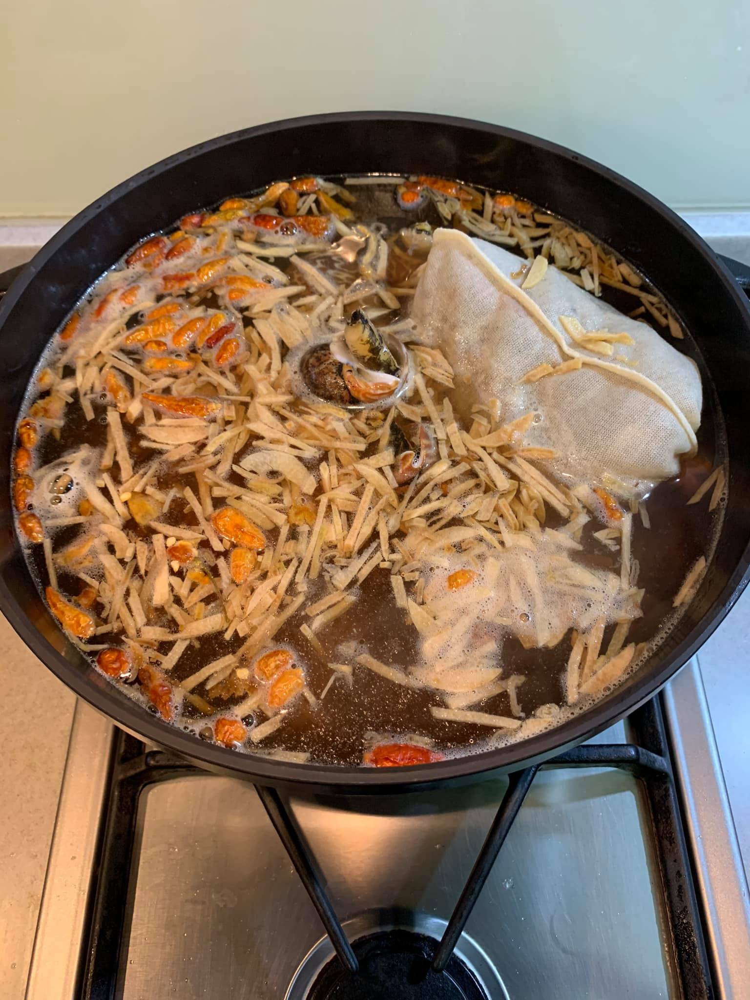 放入滷包和清水開始煮。