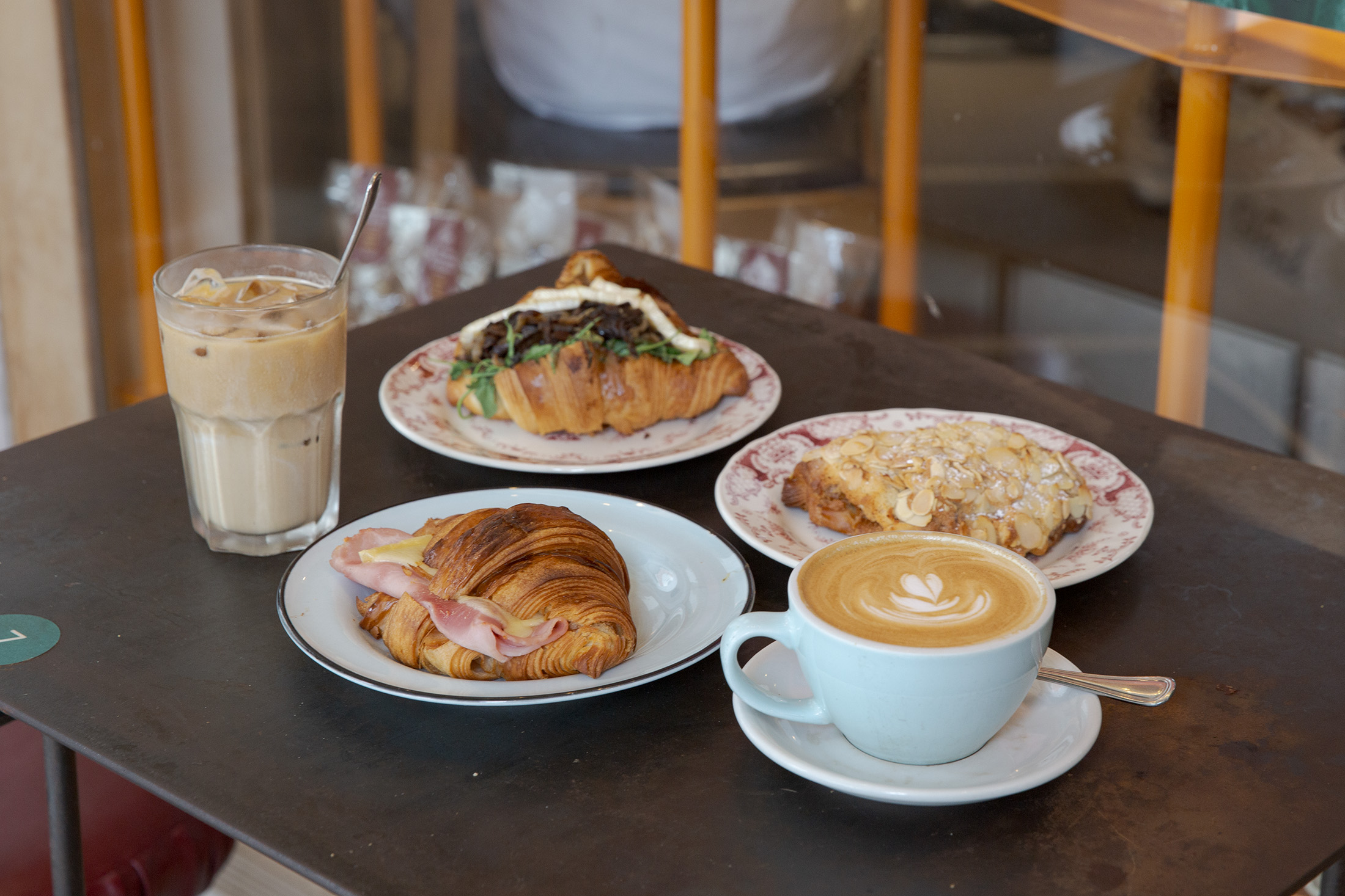 新加坡這座充滿多元文化的城市，不僅擁有繁華的都市景觀，更藏著許多獨具風格的小店，像是被譽為擁有最好吃可頌的Tiong Bahru Bakery咖啡館。