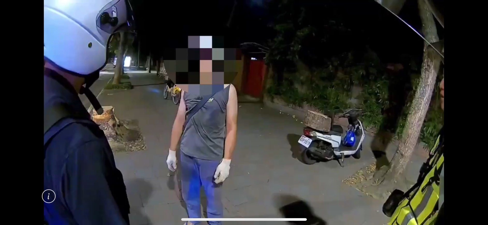 警方獲報到場，發現杜男鋸下行道樹，還將樹幹放上機車。（翻攝畫面）