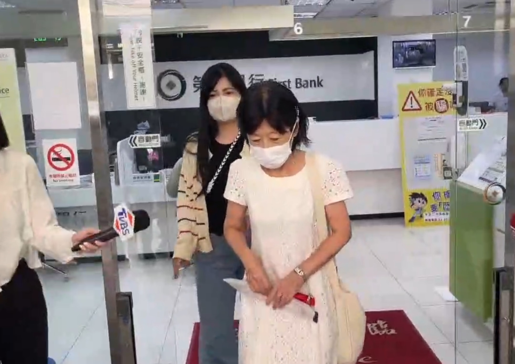 柯文哲同意辦交保，妻子陳佩琪稍早前往一銀處理交保金事宜。（鏡報）