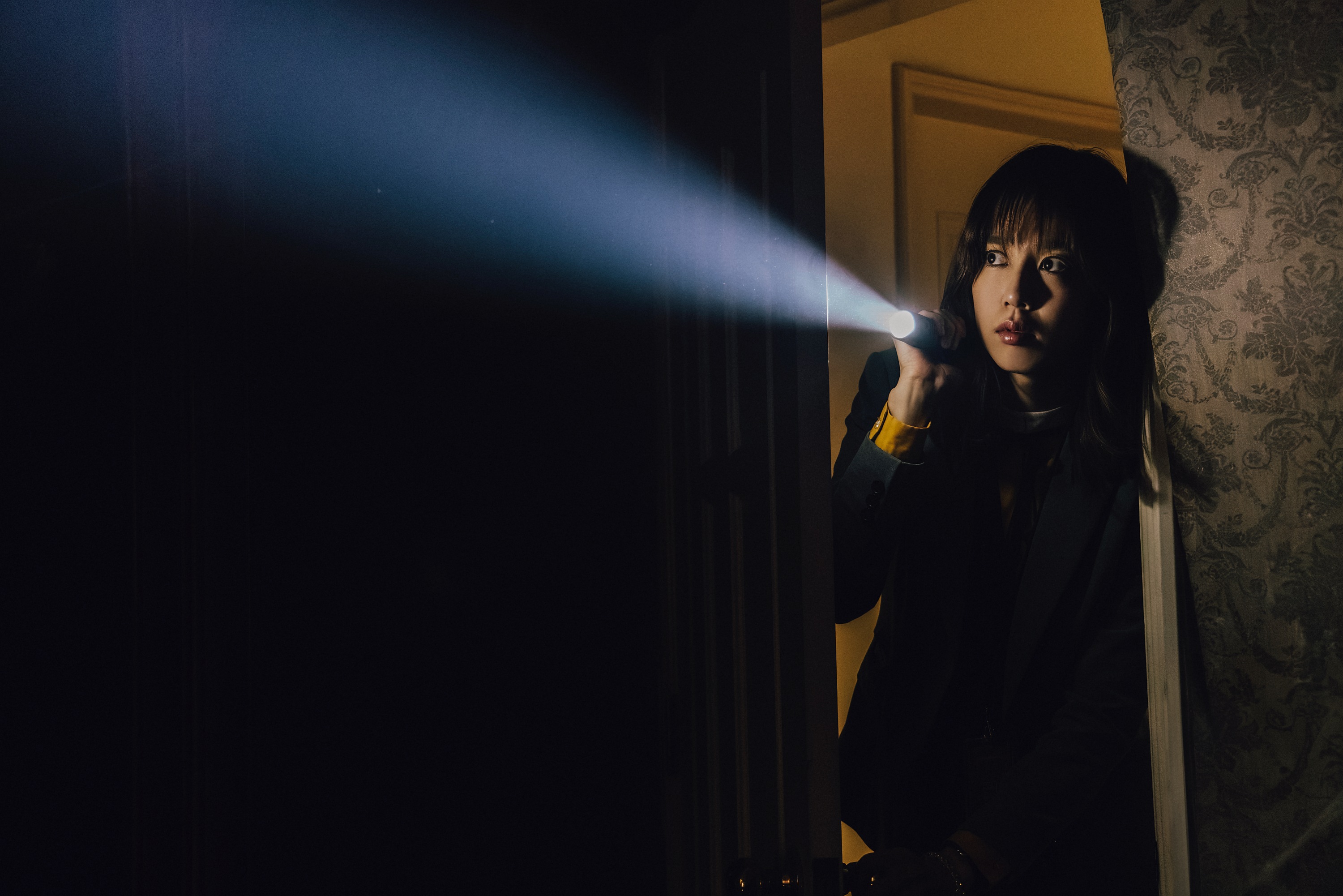 陳庭妮在《幸福房屋事件簿》飾演房仲，勇闖五花八門的凶宅事件。（逆光電影提供）