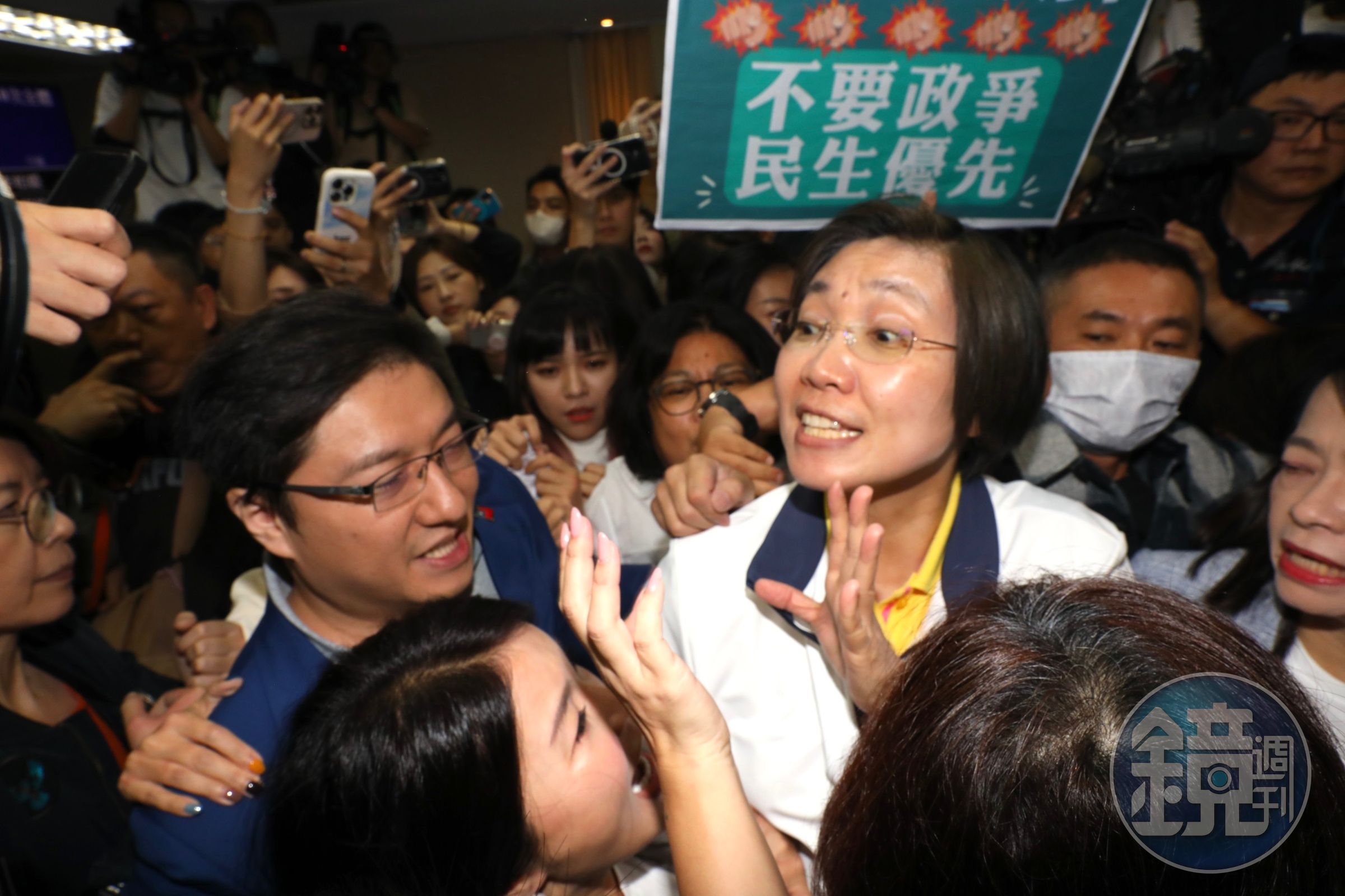 國民黨籍召委徐欣瑩突襲排審許宇甄的《選罷法》修正案，引發綠營抗議杯葛。