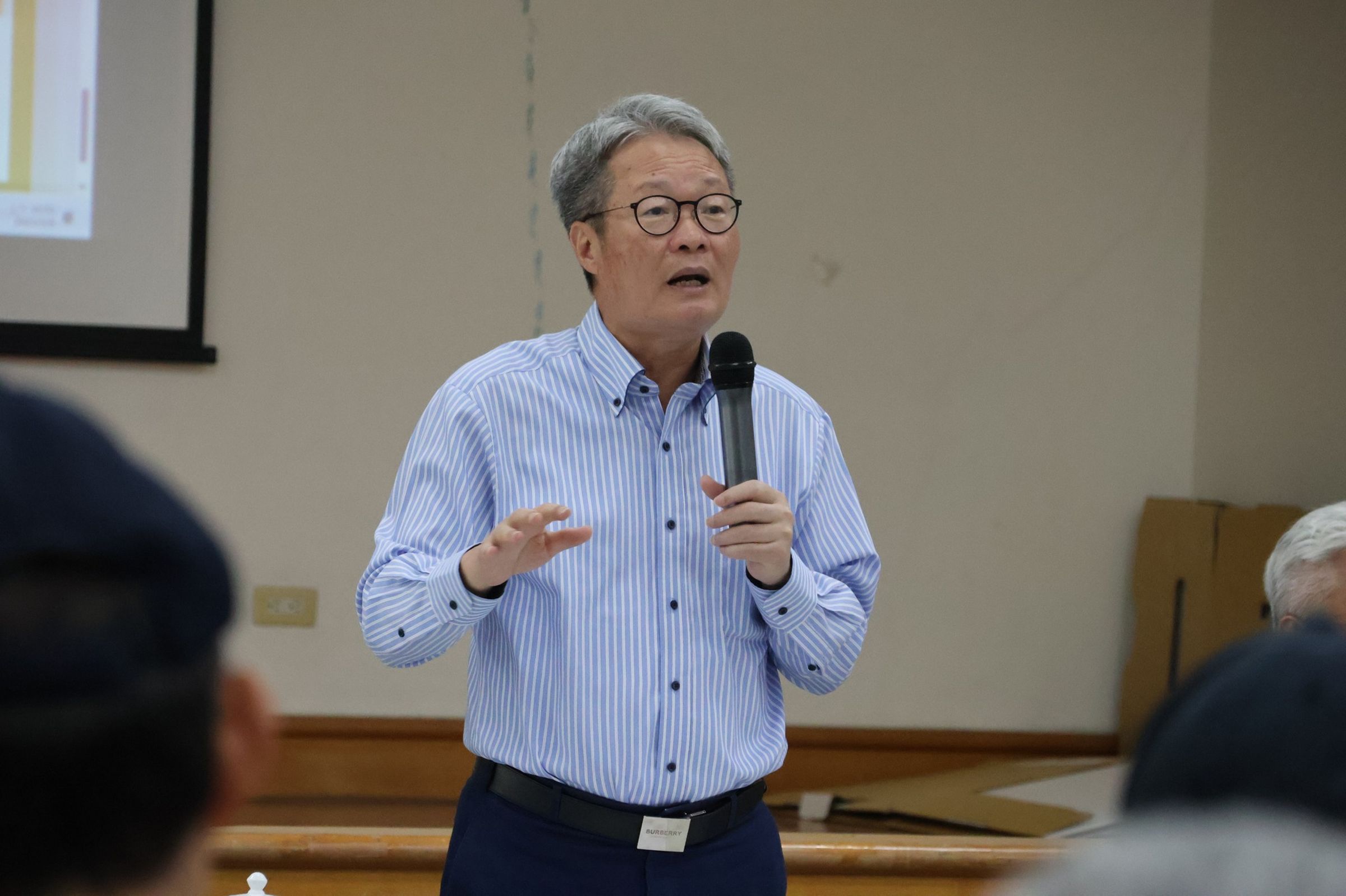 行政院政務委員陳金德日前至朝陽里舉行說明會，向居民解釋公地放領的政策。（翻攝蘇澳鎮公所臉書）