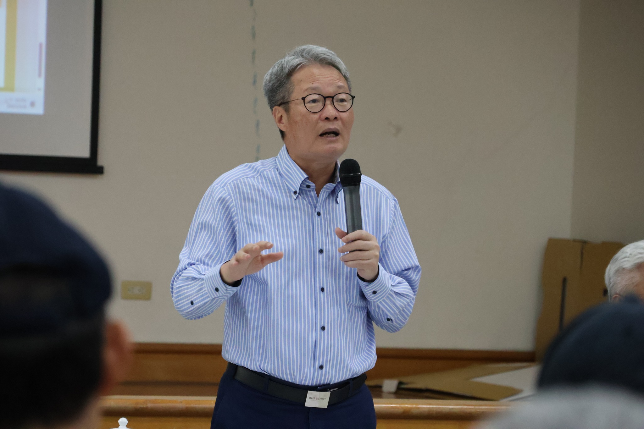 行政院政務委員陳金德日前至朝陽里舉行說明會，向居民解釋公地放領的政策。（翻攝蘇澳鎮公所臉書）