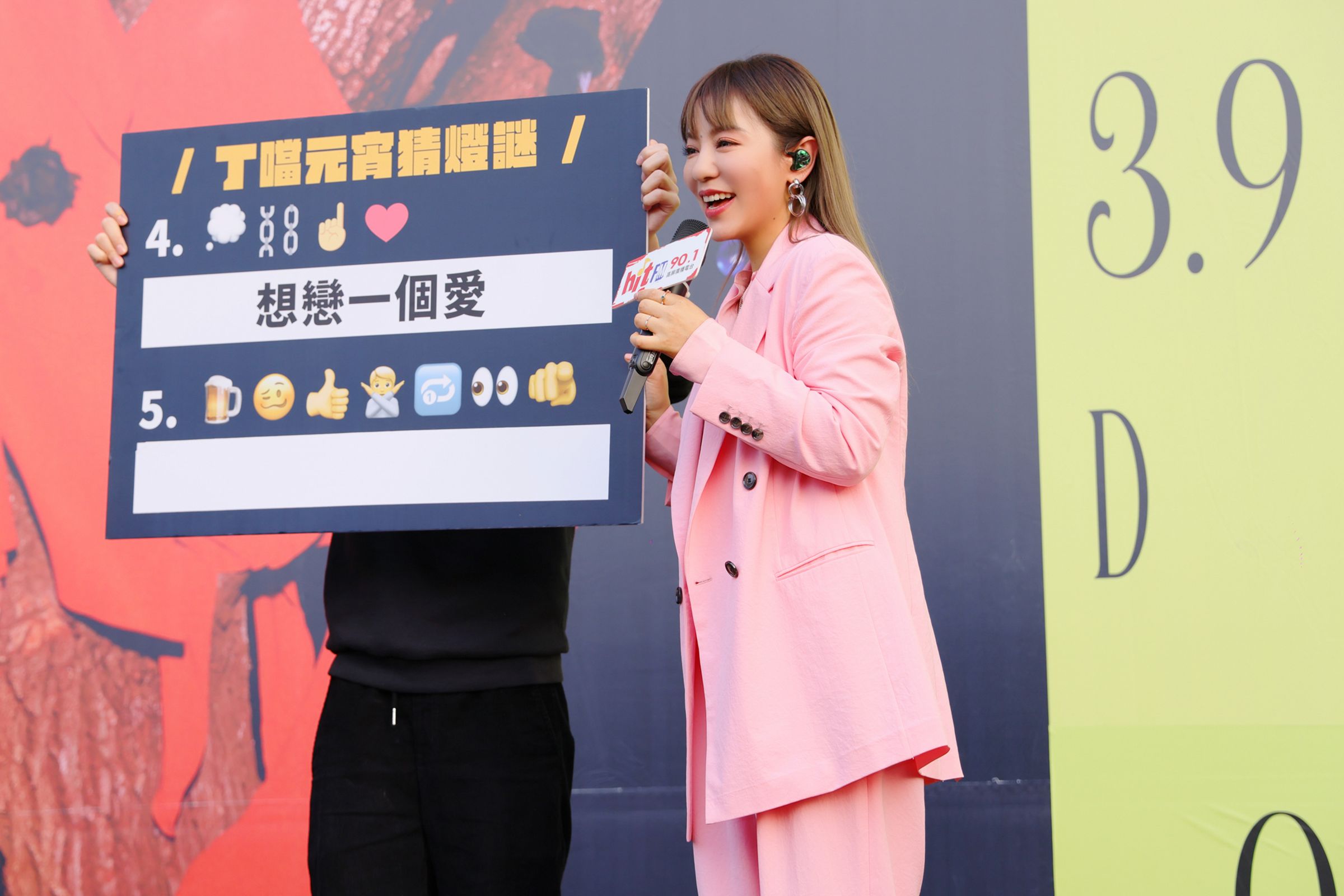 丁噹昨在高雄舉辦簽票會,還與粉絲大玩猜燈謎。(相信音樂提供)