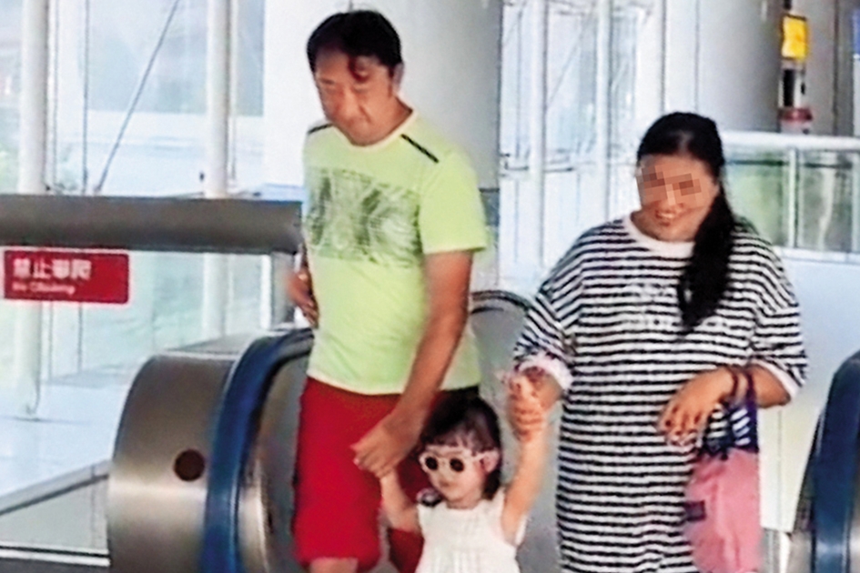 九孔（左）被直擊清晨與移工（右）帶著女兒（中）現身大湖公園捷運站。（讀者提供）