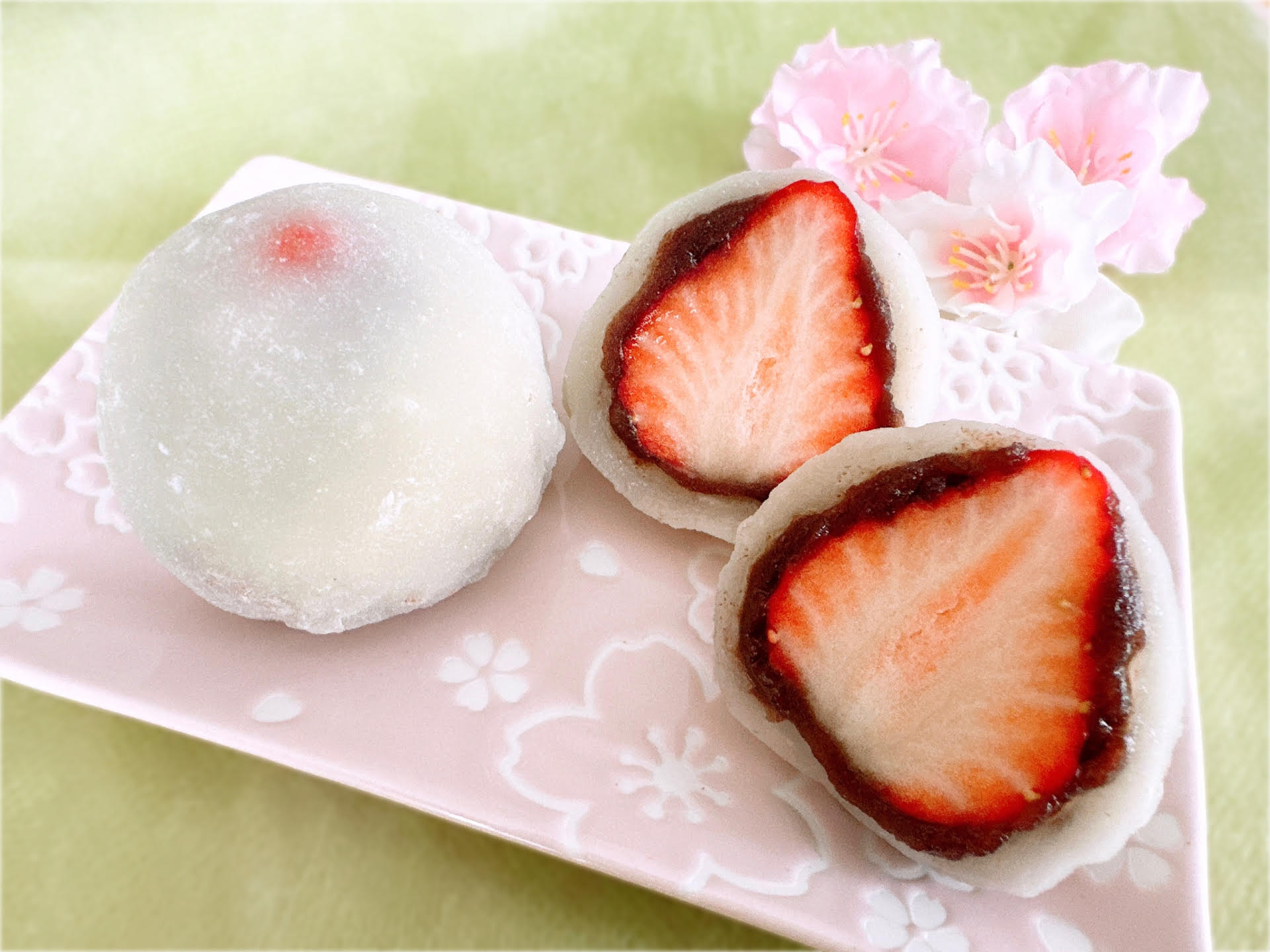 近日日本傳出有民眾吃了草莓大福後上吐下瀉，經查驗後發現感染諾羅病毒。（示意圖，photoAC）