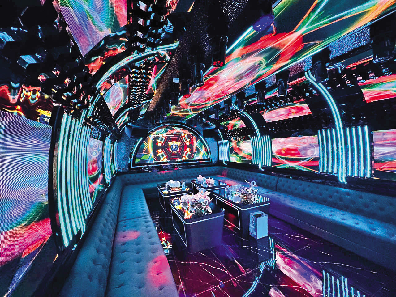 越南胡志明市的「龍宮」主打歡樂派對饗宴,是許多男性趨之若鶩的觀光場所。(翻攝自臉書)