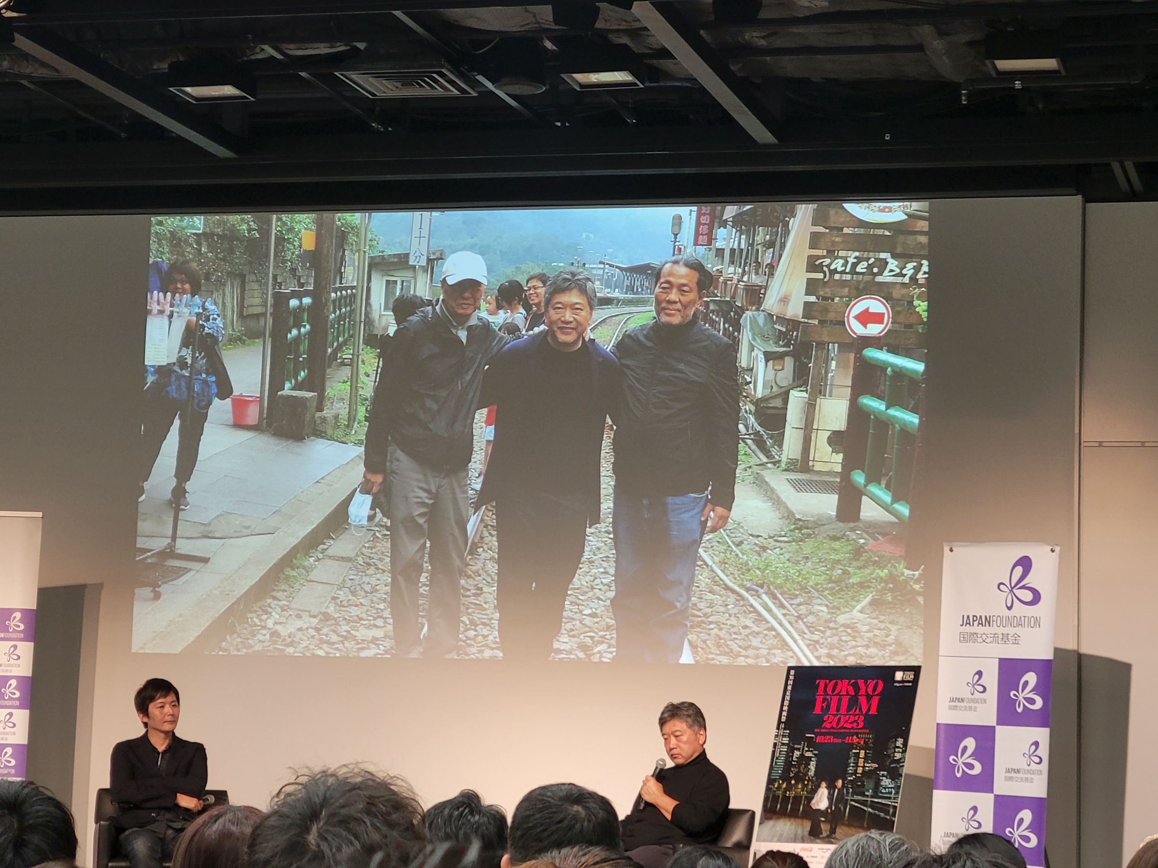 是枝裕和在課堂上公開3年前到台灣與侯孝賢、攝影李屏賓出遊合照。