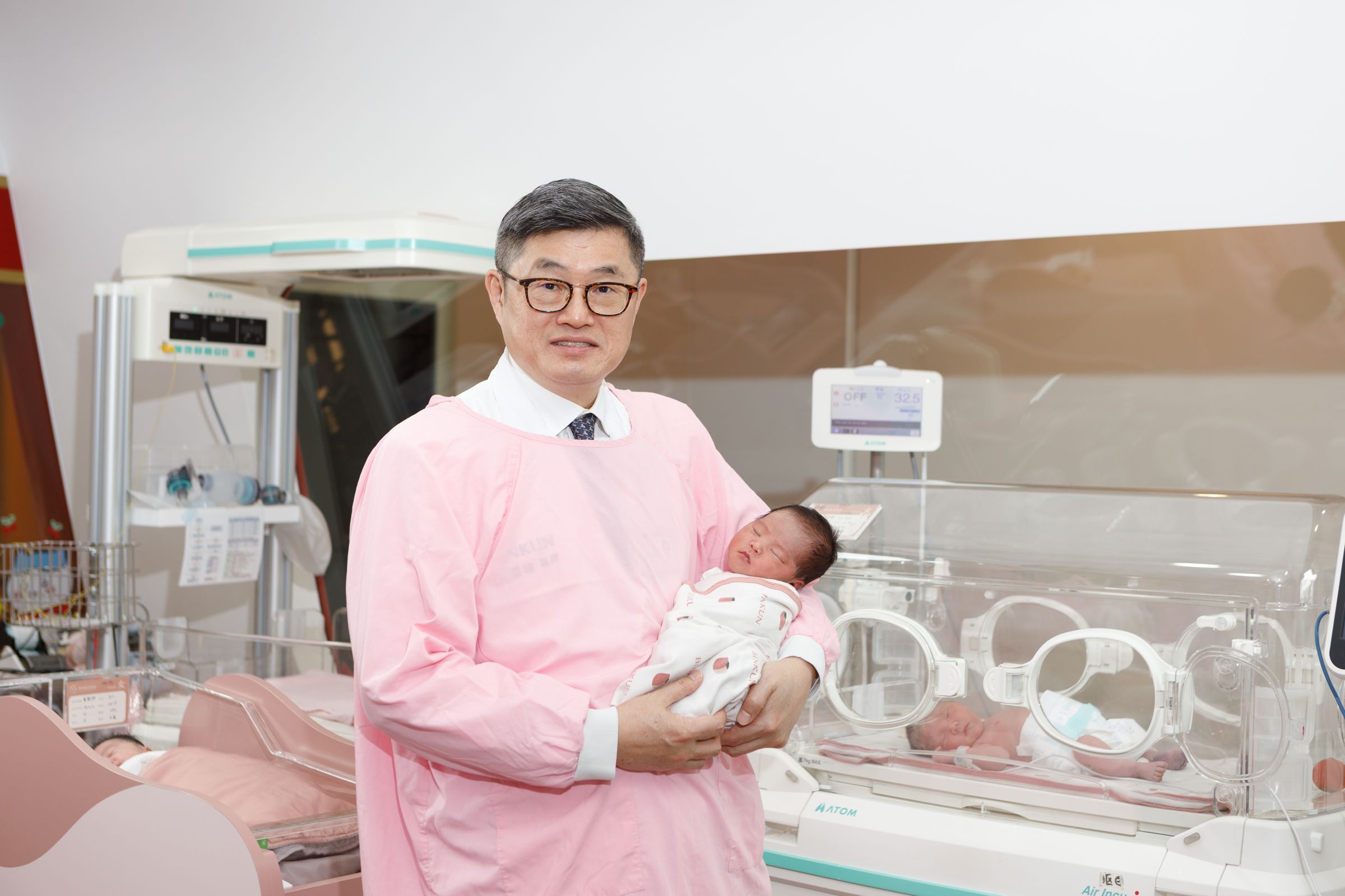 婦產科洪秉坤鑑於台灣少子化困境,決定投入桃園市醫師公會理事長改選。(洪秉坤提供)