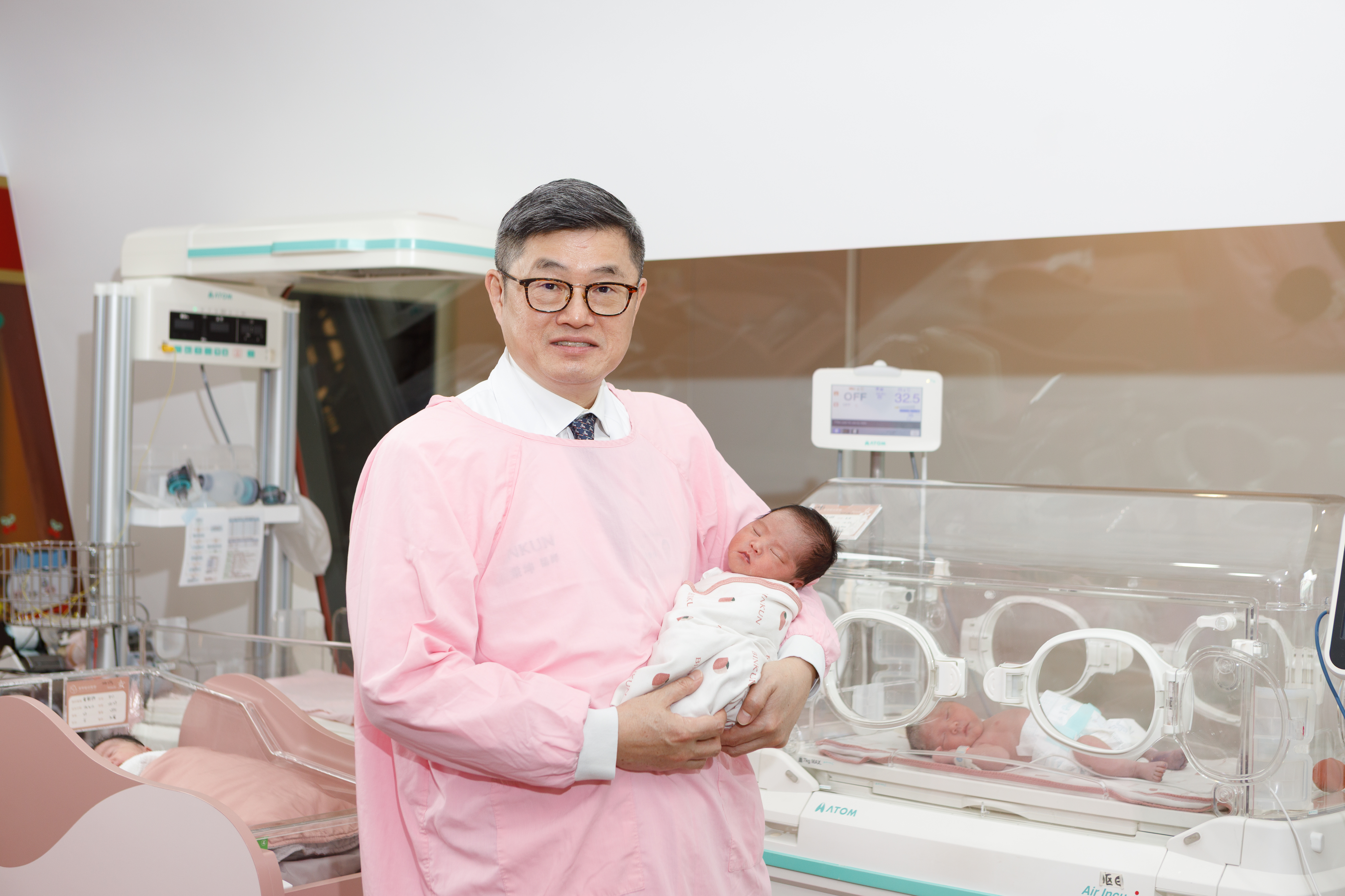 婦產科洪秉坤鑑於台灣少子化困境，決定投入桃園市醫師公會理事長改選。（洪秉坤提供）