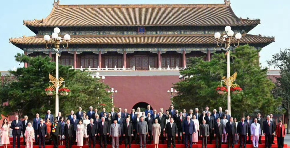 習近平、彭麗媛一同迎接外賓。(翻攝自微博)