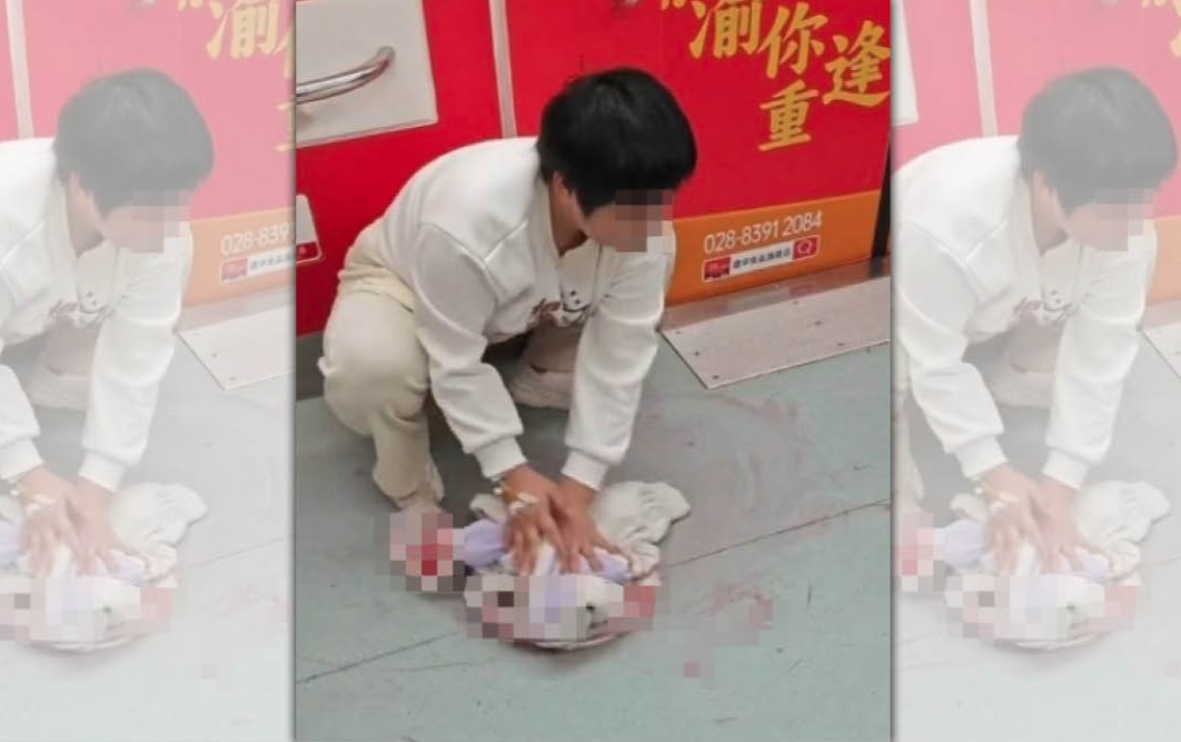 22歲女子在重慶地鐵突發嘔血，身體十分不適，仍馬上脫下自己的外套蹲地擦拭血跡。（翻攝自微博）