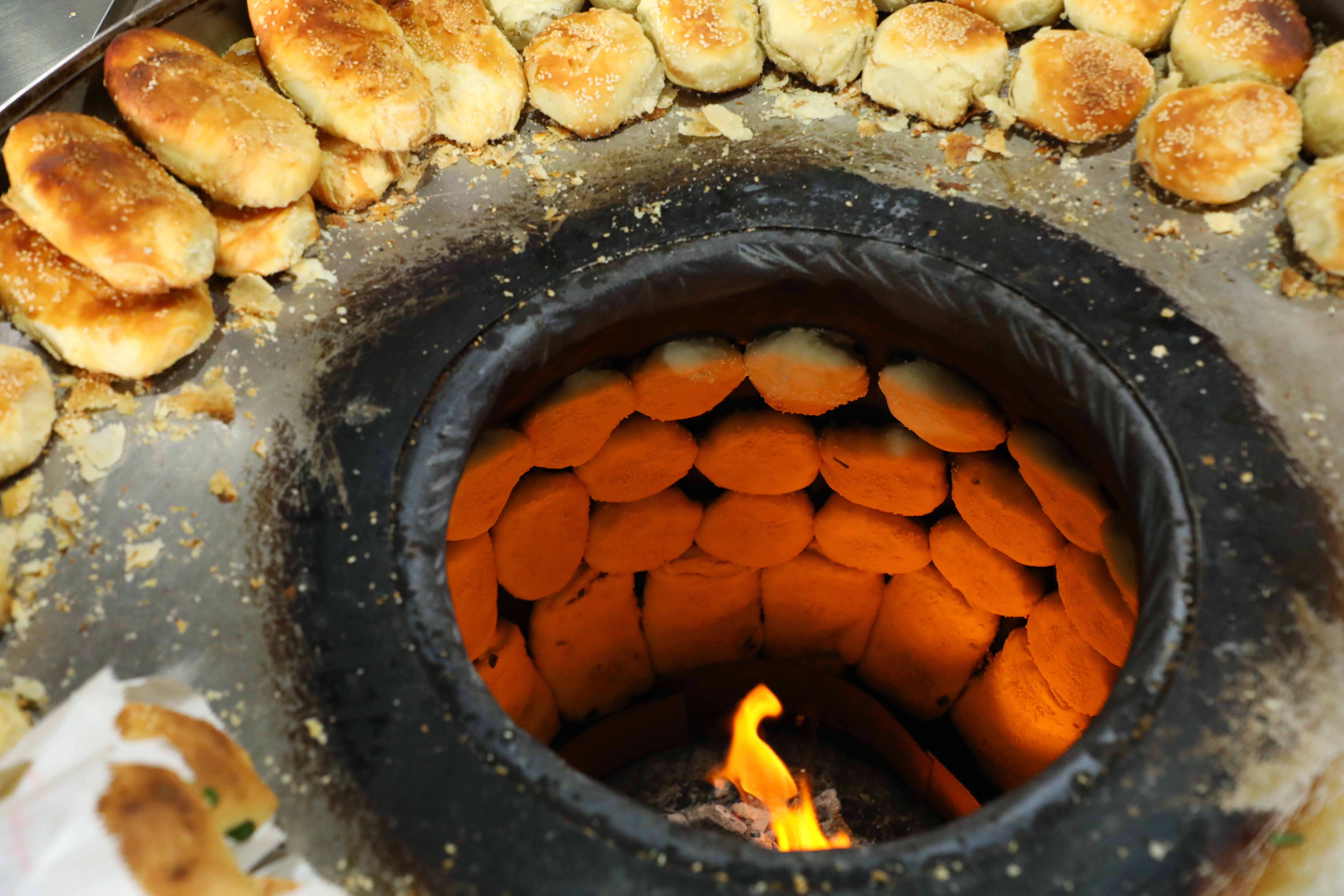 只有傳統炭烤貼爐，才烤得出皮酥餡香、炭香十足的胡椒餅，圖為正興酥餅店的祖傳一口爐。