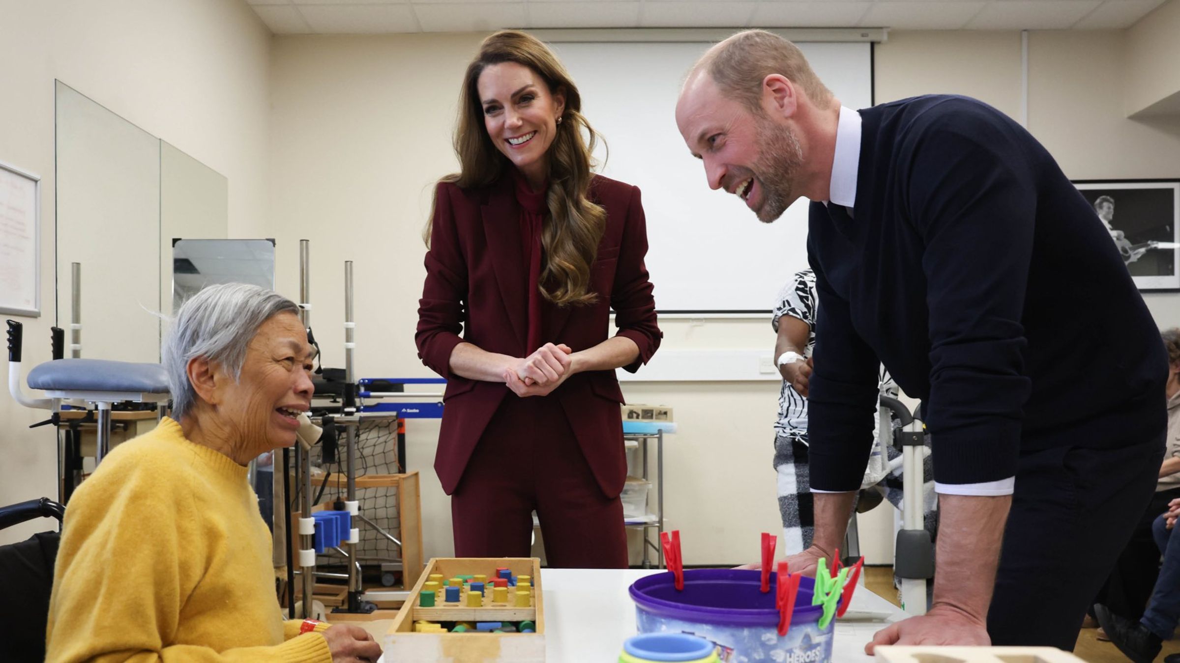 威廉、凱特慰問做復健的病患。（翻攝princeandprincessofwales IG）
