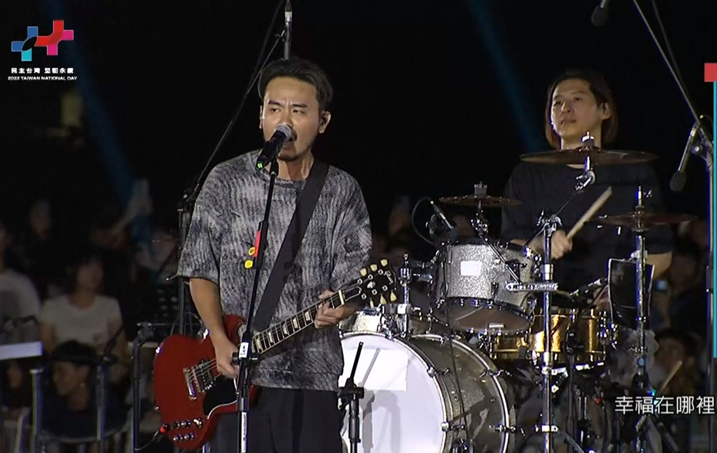 台中中央公園夜空國慶焰火表演狀況不少，滅火器樂團主唱楊大正也在抱怨主辦方規劃不周。（翻攝自盧秀燕臉書）