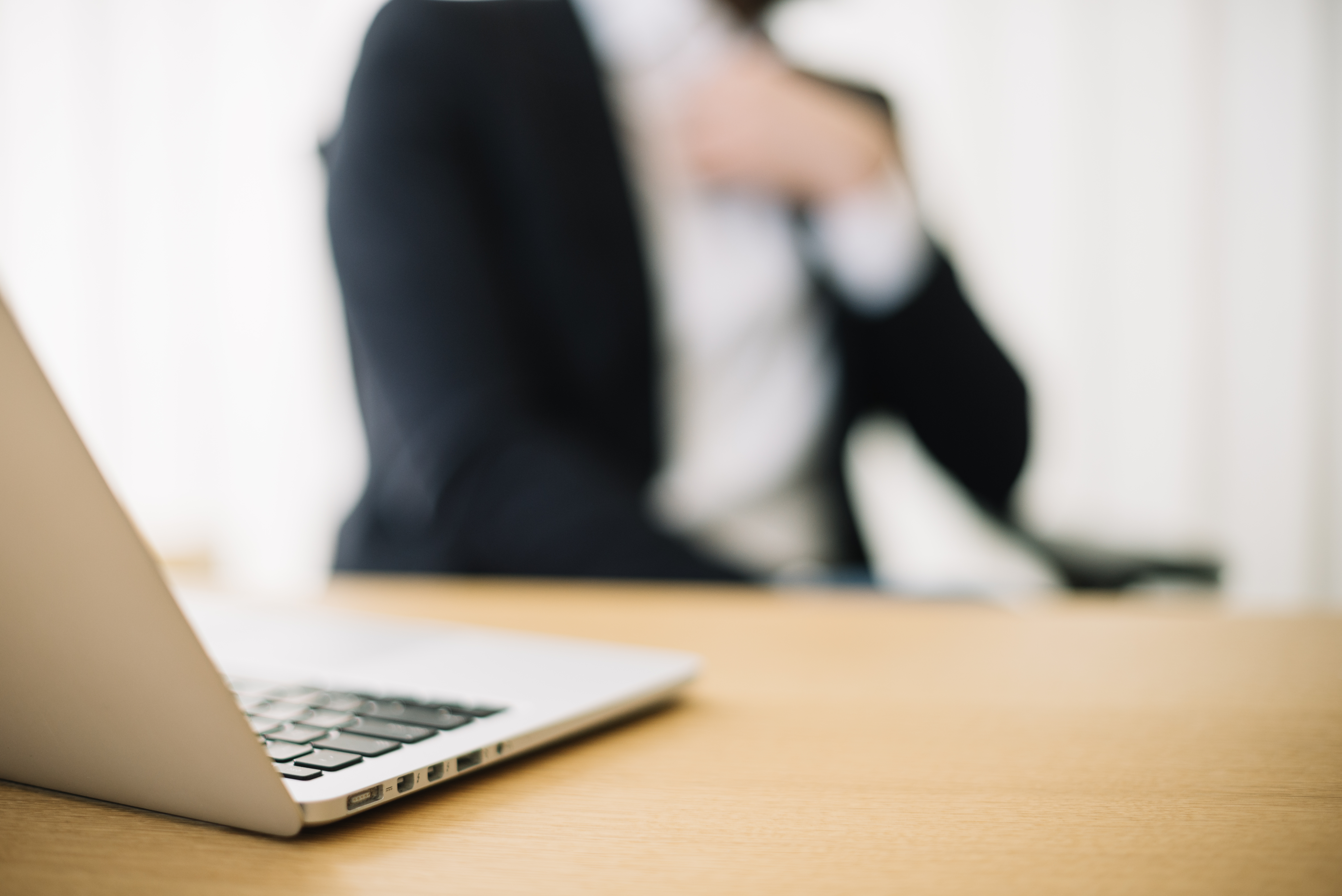 噁男追女同事廁所外站崗，被炒魷魚竟跪地「刻女方名字」。（示意圖；翻攝freepik圖庫）