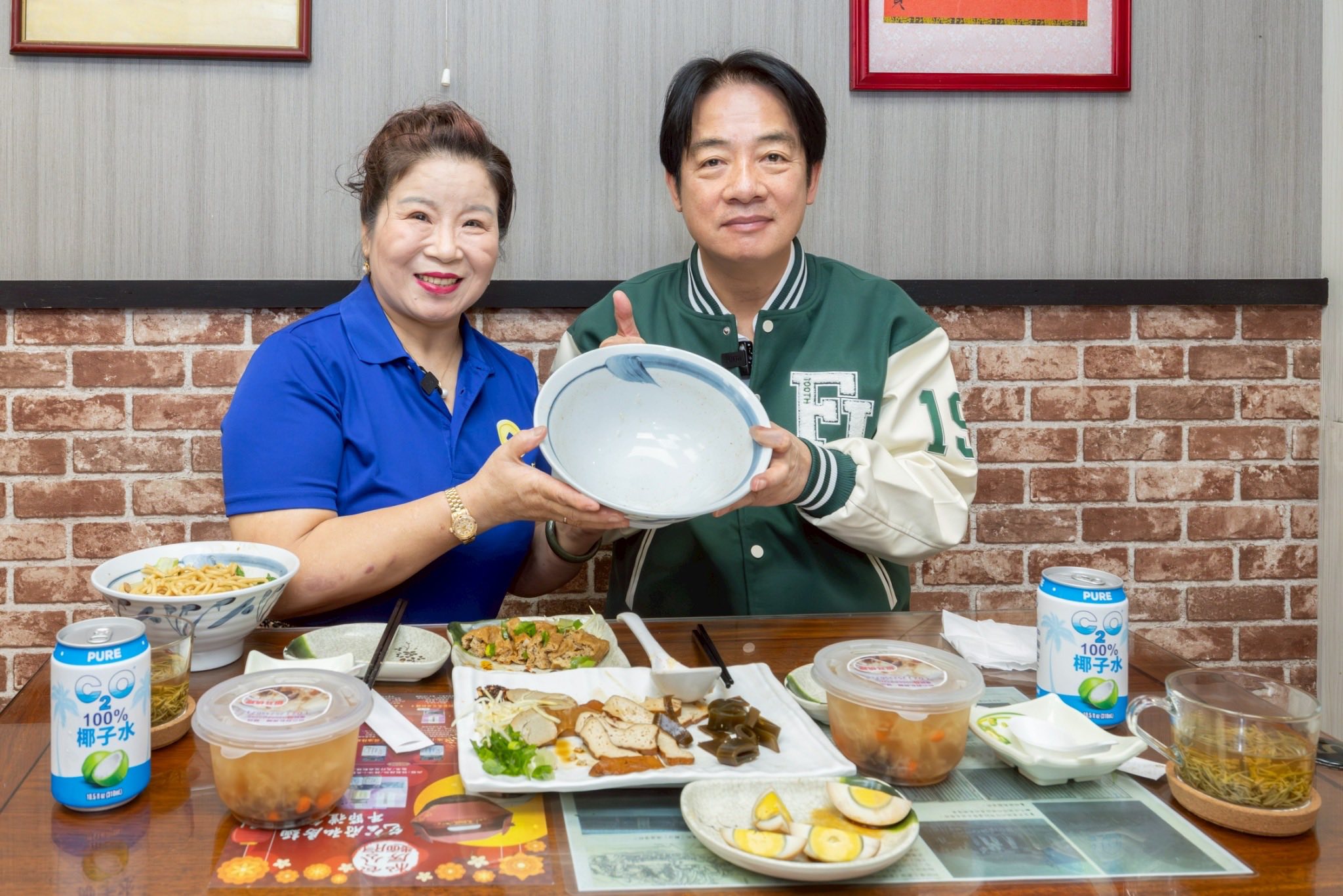 開封包公府私房麵老闆郭明華（左）。（翻攝賴清德臉書）