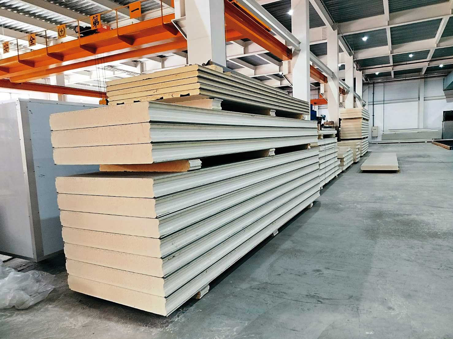 庫板是重要隔間建材，運用廣泛，營建署卻未有效管理。（林慶祥攝）