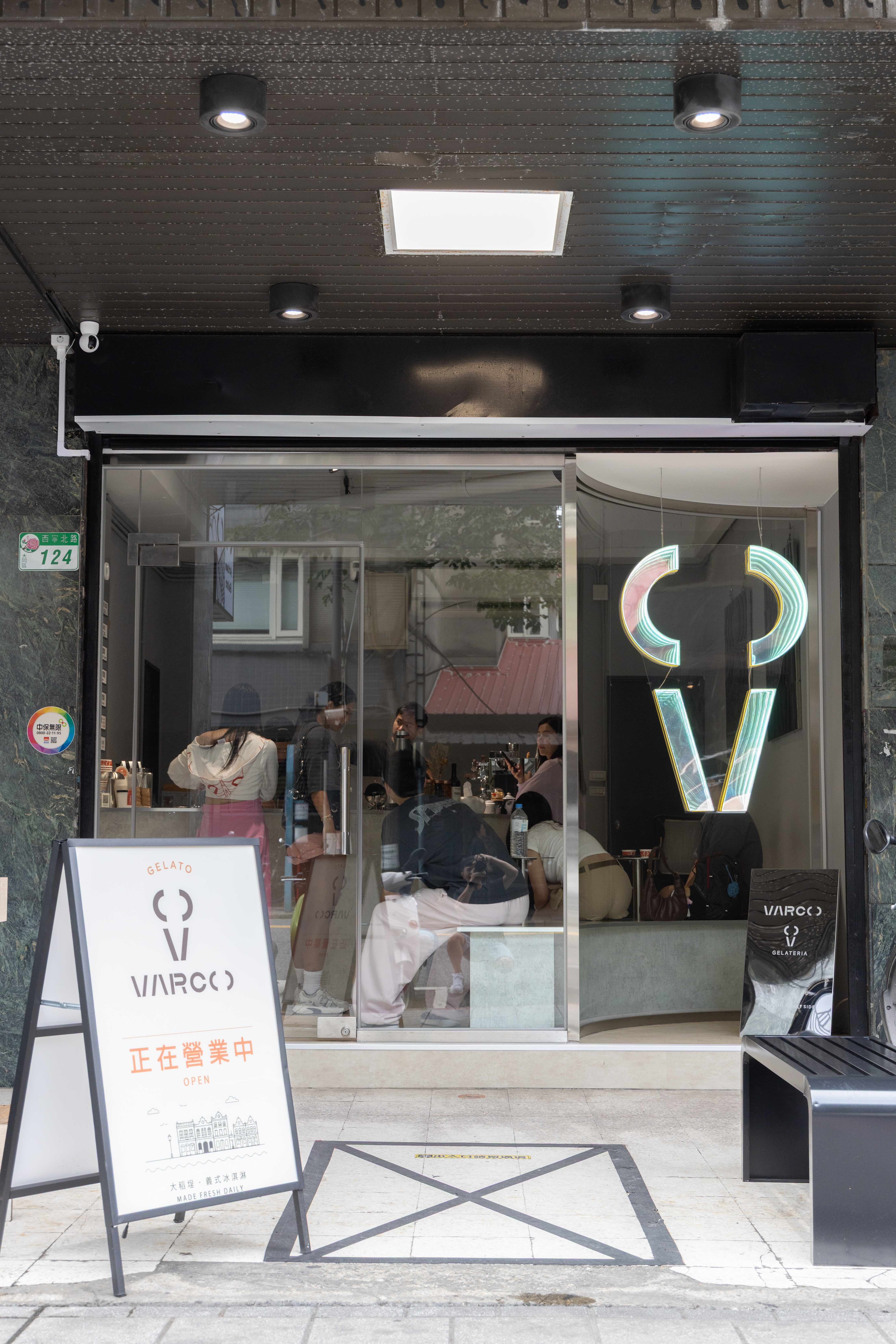 VARCO Gelato位於大稻埕,以銀色金屬空間打造充滿未來感的義式冰淇淋店。