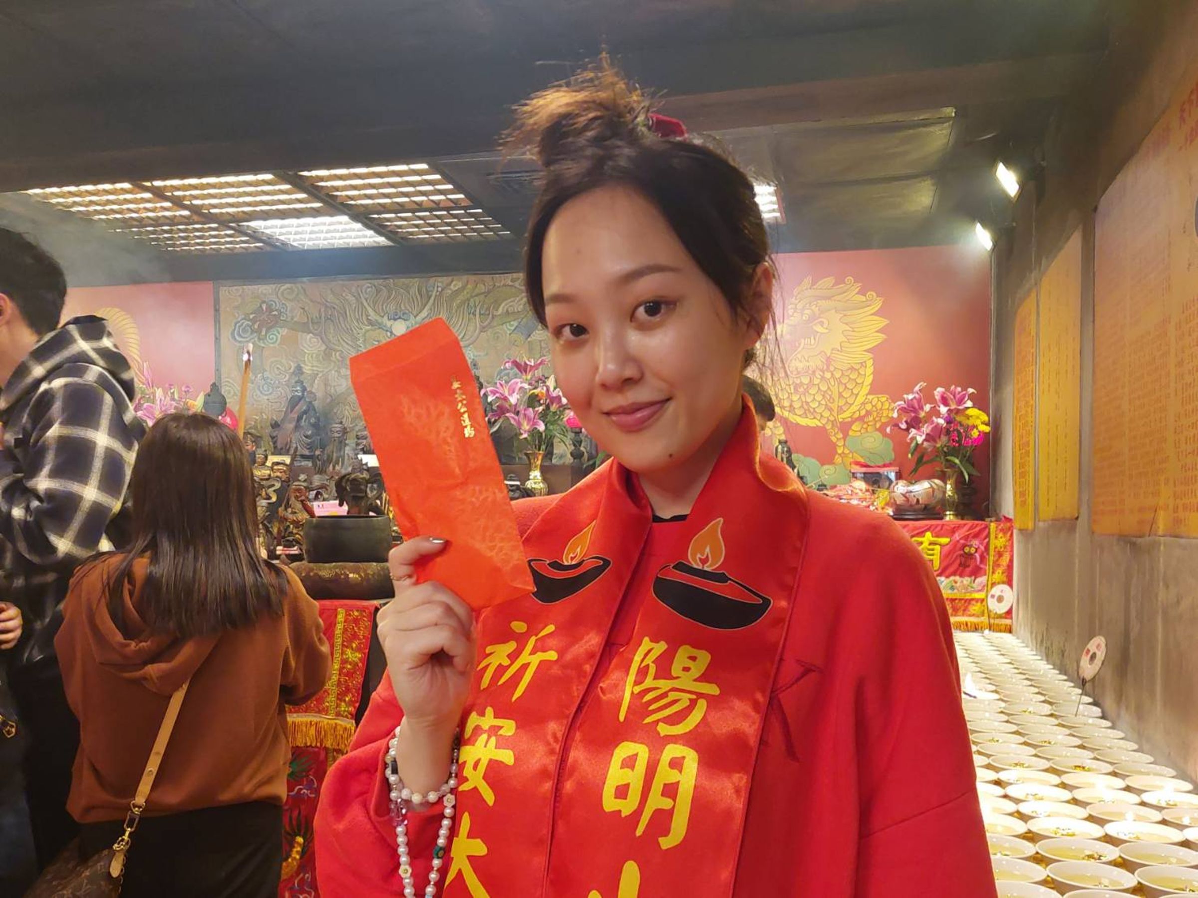 陽帆女兒、創作型歌手安吉向姜太公祈求庇祐。（姜太公道場提供）