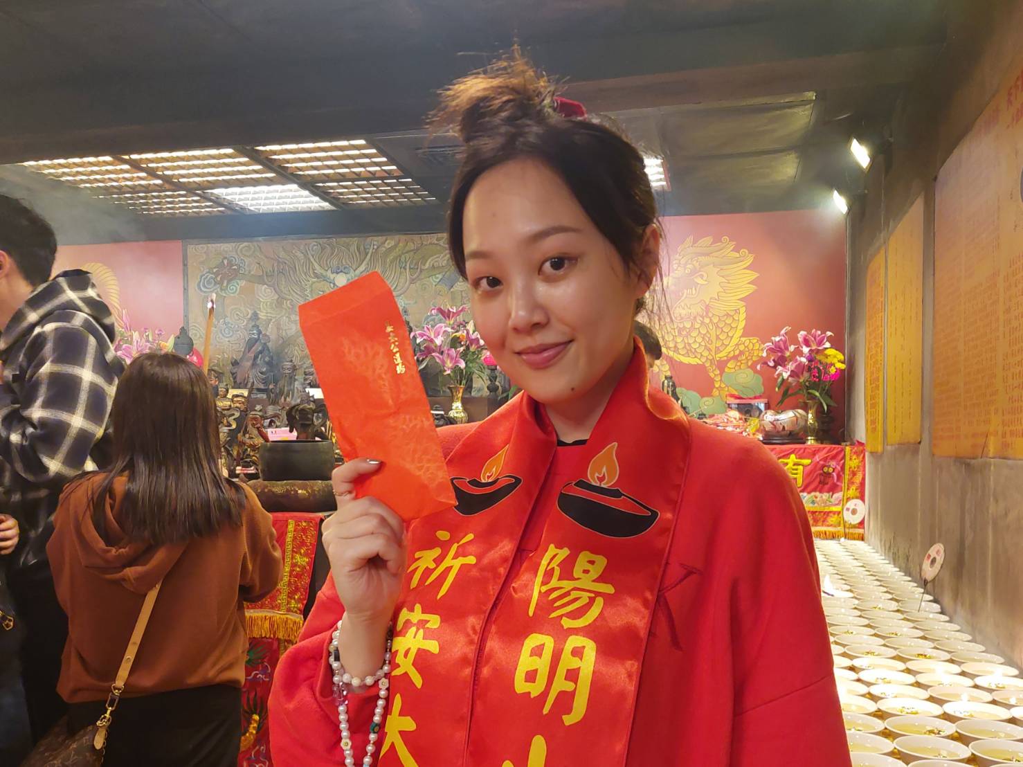 陽帆女兒、創作型歌手安吉向姜太公祈求庇祐。（姜太公道場提供）