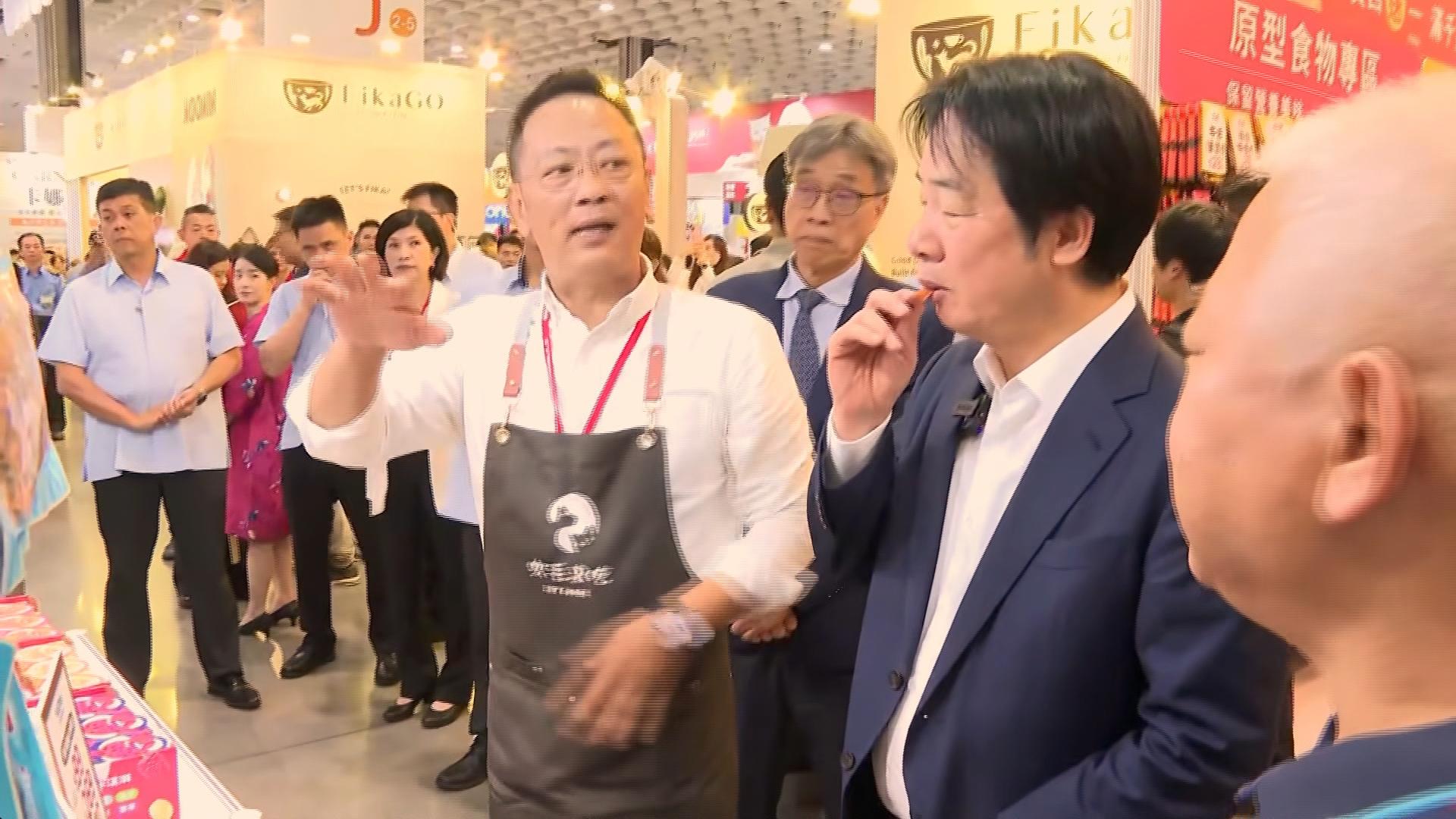 總統賴清德參觀寵物用品展，業者說他們家是無添加、可以人狗共食的肉條，賴清德聽了立刻把肉條放進嘴裡。