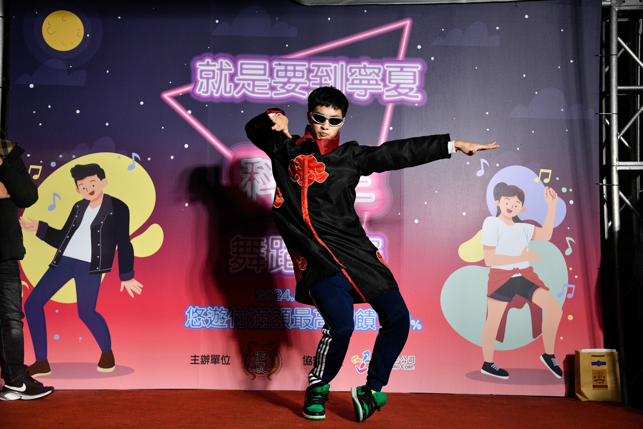 寧夏夜市科目三舞蹈競賽今晚照常舉辦，不少參賽者用心準備服裝。