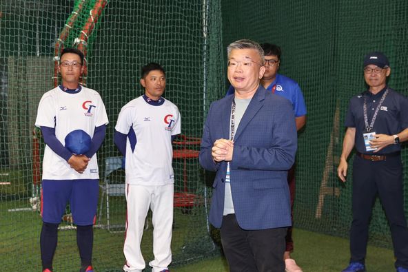 蔡其昌今日前往替U18台灣隊加油打氣。（翻攝中職臉書）